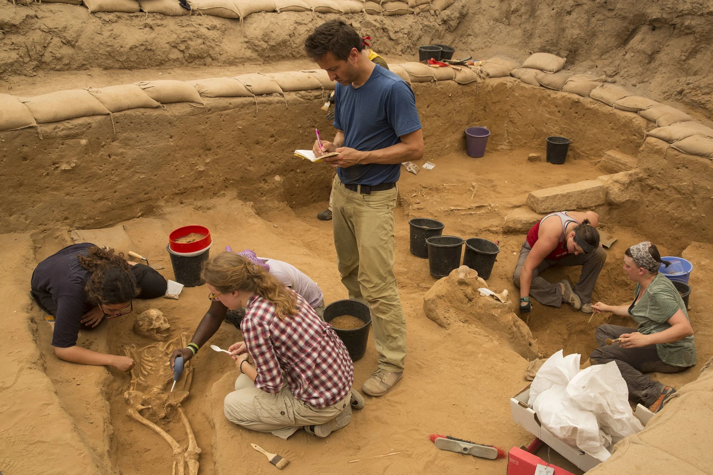  Excavation of the Philistine cemetery by the Leon Levy Expedition to Ashkelon  ©Tsafrir Abayov/Leon Levy Expedition 