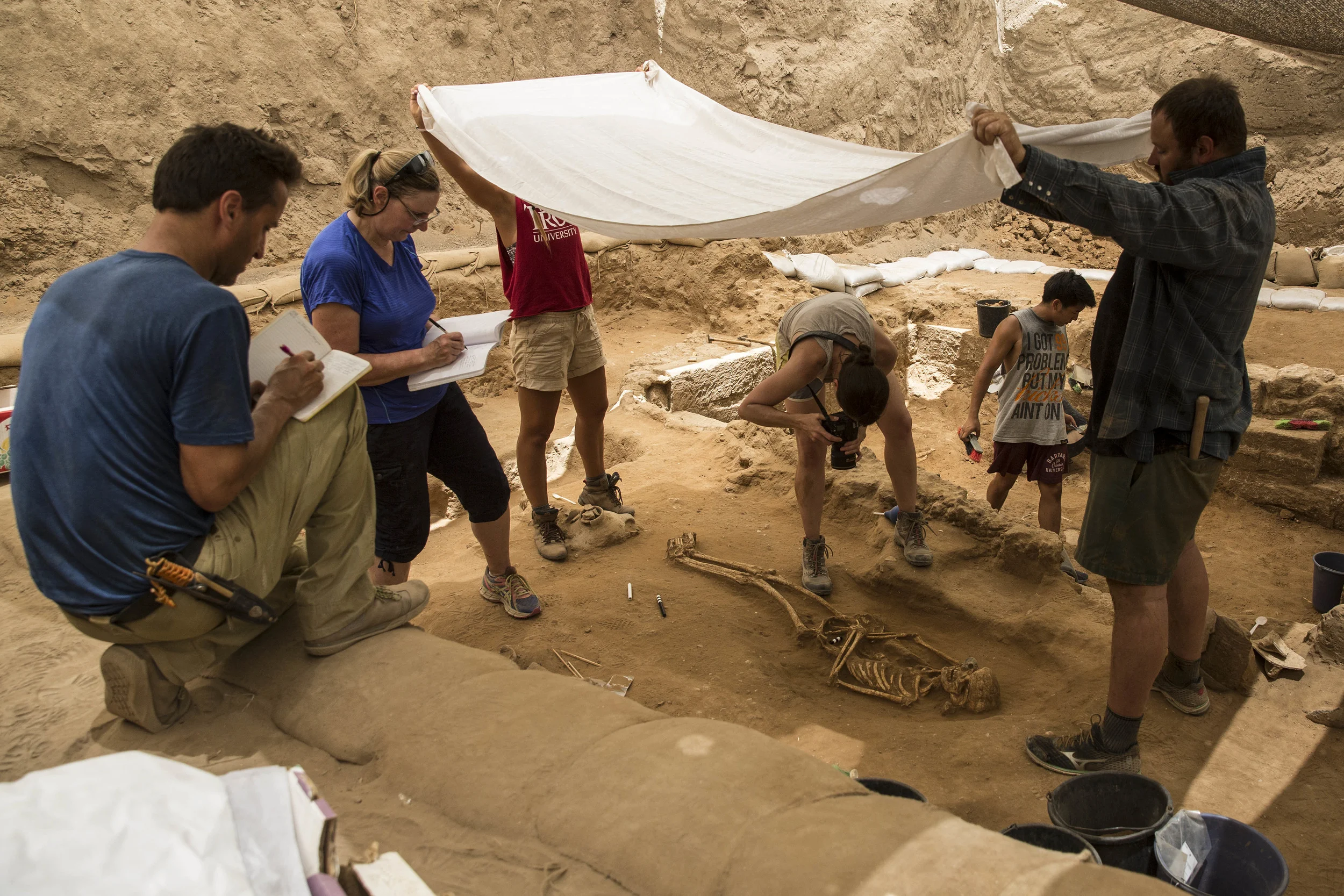  Photography and documentation of a 10th-9th century BC burial in the excavation of the Philistine cemetery by the Leon Levy Expedition to Ashkelon  ©Tsafrir Abayov/Leon Levy Expedition 