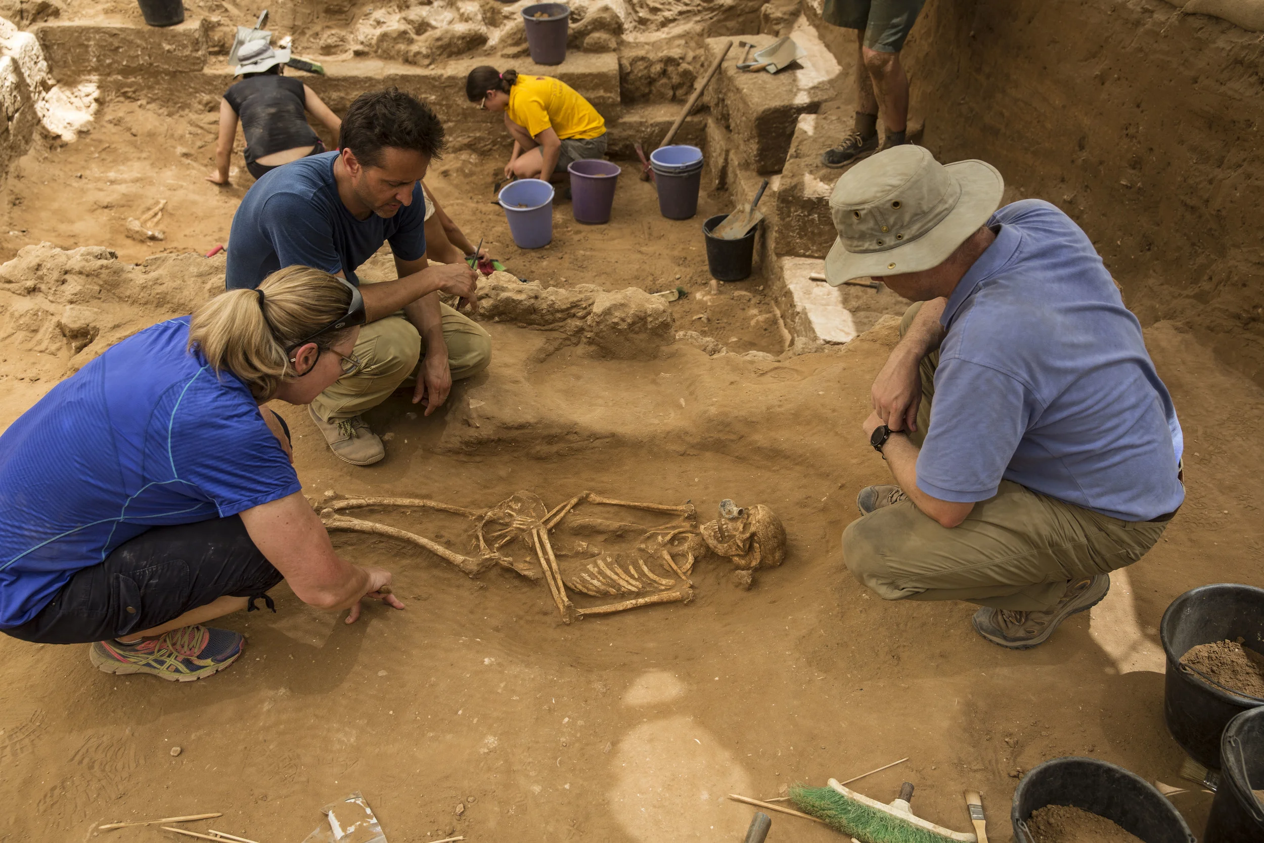  Senior Staff Sherry Fox,&nbsp;Adam Aja, and Daniel Master discuss a 10th-9th century BC burial in the excavation of the Philistine cemetery by the Leon Levy Expedition to Ashkelon  ©Tsafrir Abayov/Leon Levy Expedition 