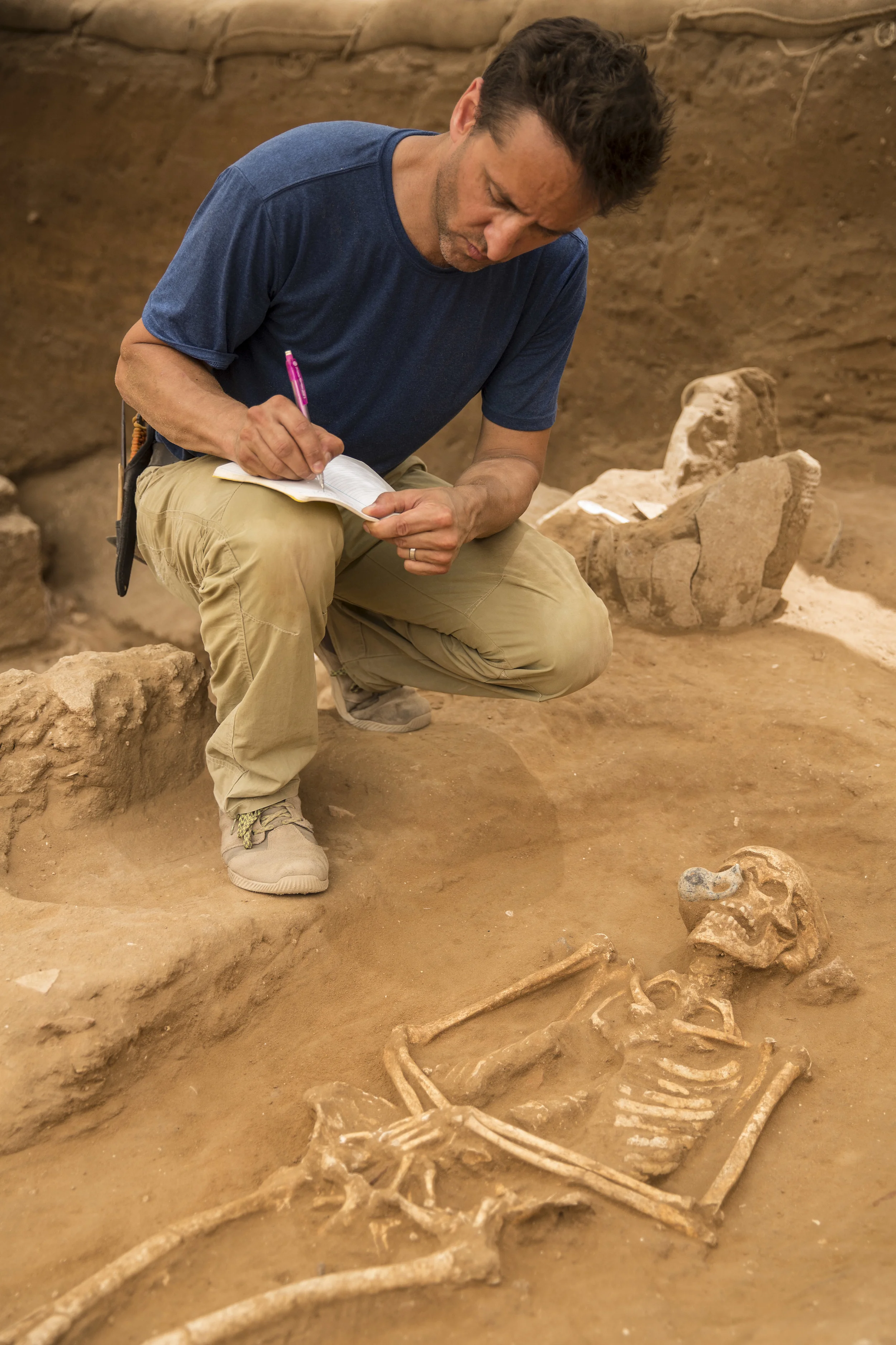  Cemetery excavation supervisor Adam Aja examines a 10th-9th century BC burial during the excavation of the Philistine cemetery by the Leon Levy Expedition to Ashkelon  ©Tsafrir Abayov/Leon Levy Expedition 