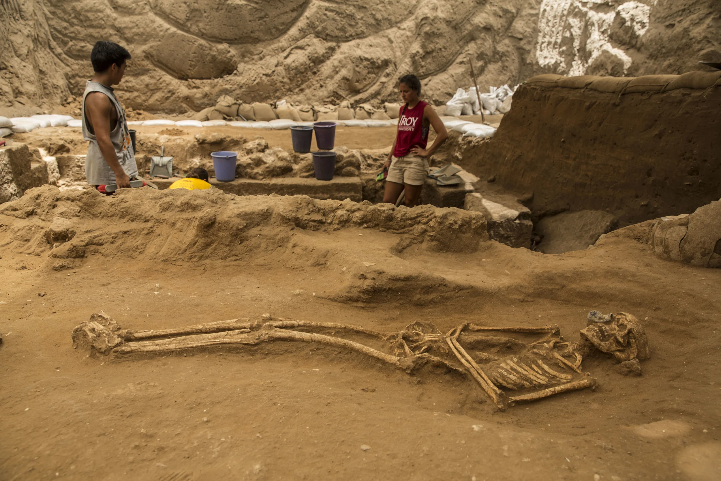  10th-9th century BC burial in the excavation of the Philistine cemetery by the Leon Levy Expedition to Ashkelon  ©Tsafrir Abayov/Leon Levy Expedition 