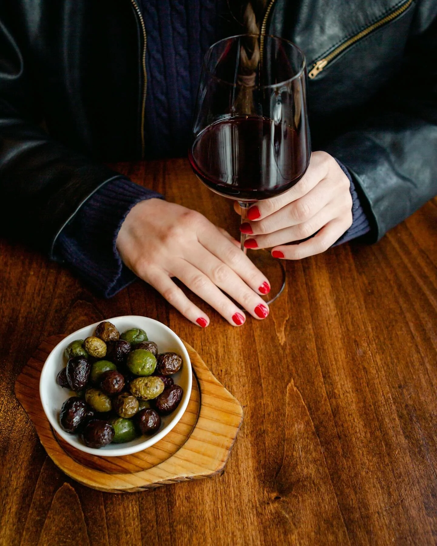 Warm olives, a full-bodied red, or maybe grilled bread and olive butter, a cozy spot by the fire. Seems like the perfect way to spend this rainy leap year evening.
.
.
.
.
#pdxfireside #portlandoregon #nwportland #nw23rd #pdxhappyhour #warmandcozyinh
