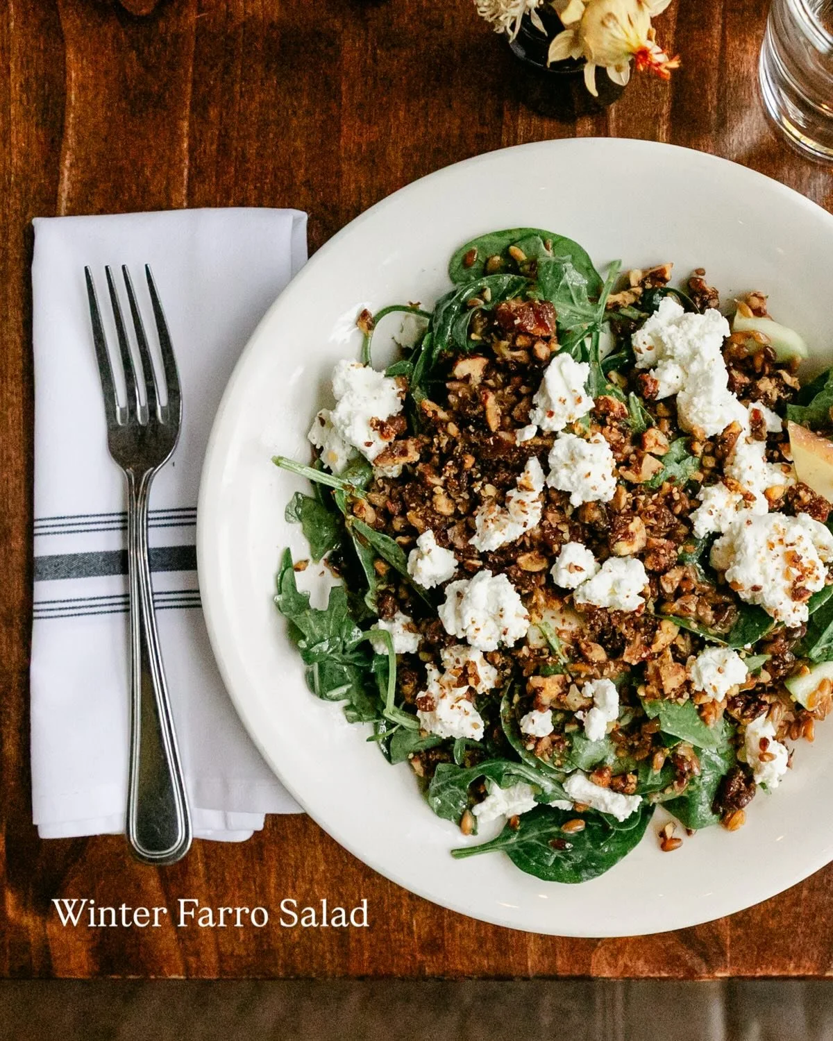 ❄️&nbsp;Our Winter Farro Salad&nbsp;has returned just in time for the cooler temperatures.
Roasted farro tossed with spinach and arugula, creamy goat cheese, crisp apples, caramelized walnuts, and a rich caramelized onion vinaigrette. Hearty and full