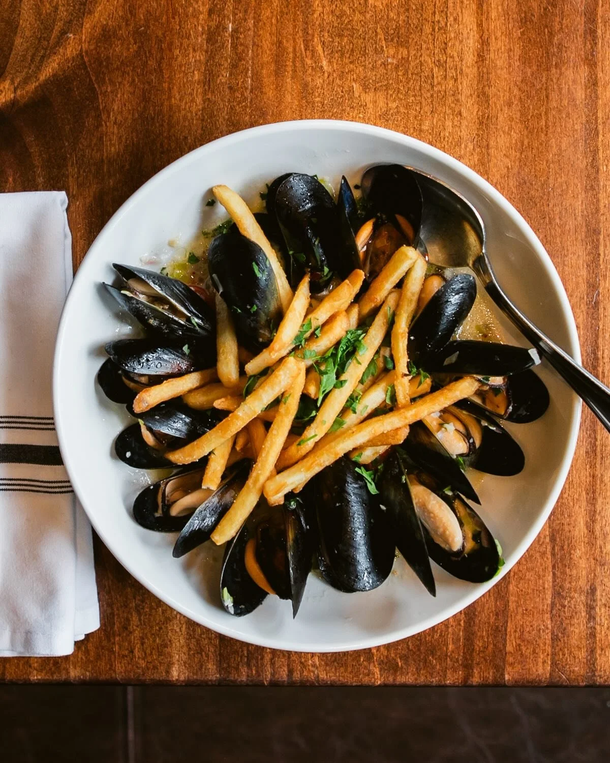 NEW FOR HAPPY HOUR: MUSSEL FRITES 🍟
Sun&rsquo;s out, skies are blue, and our patio is calling! Come celebrate Friday (or any day) with our newest Happy Hour addition.

MUSSEL FRITES | $14 Totten Inlet mussels in a fragrant white wine, cream, garlic,