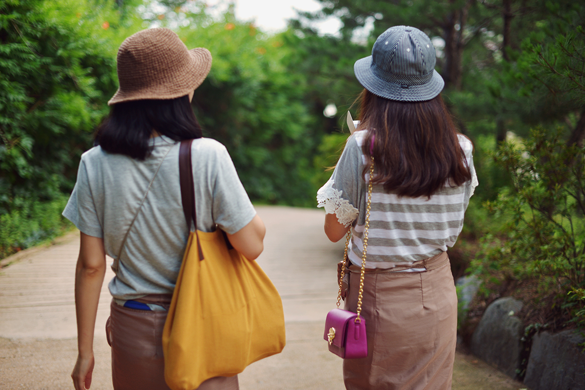 Walking through temples with Lucy and her sister