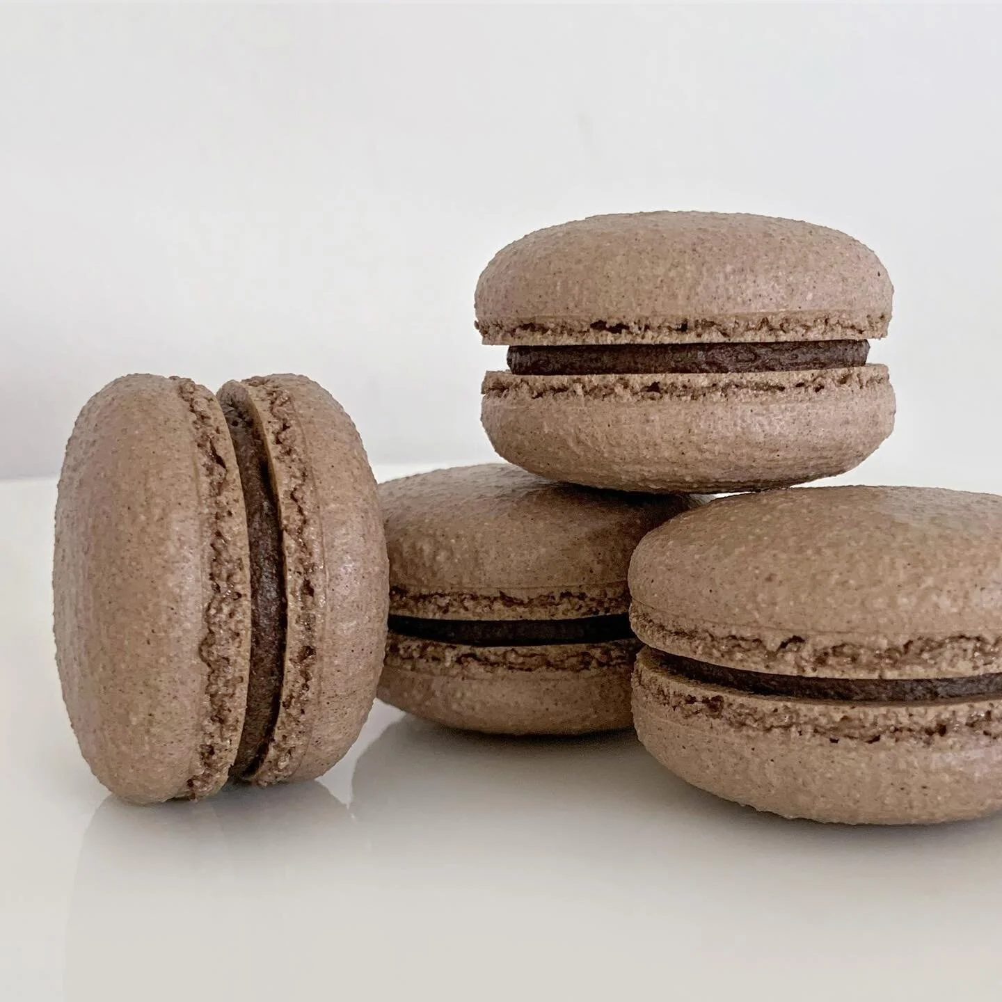 chocolate shells x brownie batter buttercream
.
.
I chose this week&rsquo;s flavor because I wanted to gift some to my mom for her 60th birthday! 🥳 She loves anything chocolate, so I went for a very rich chocolate brownie situation. I also truly lov