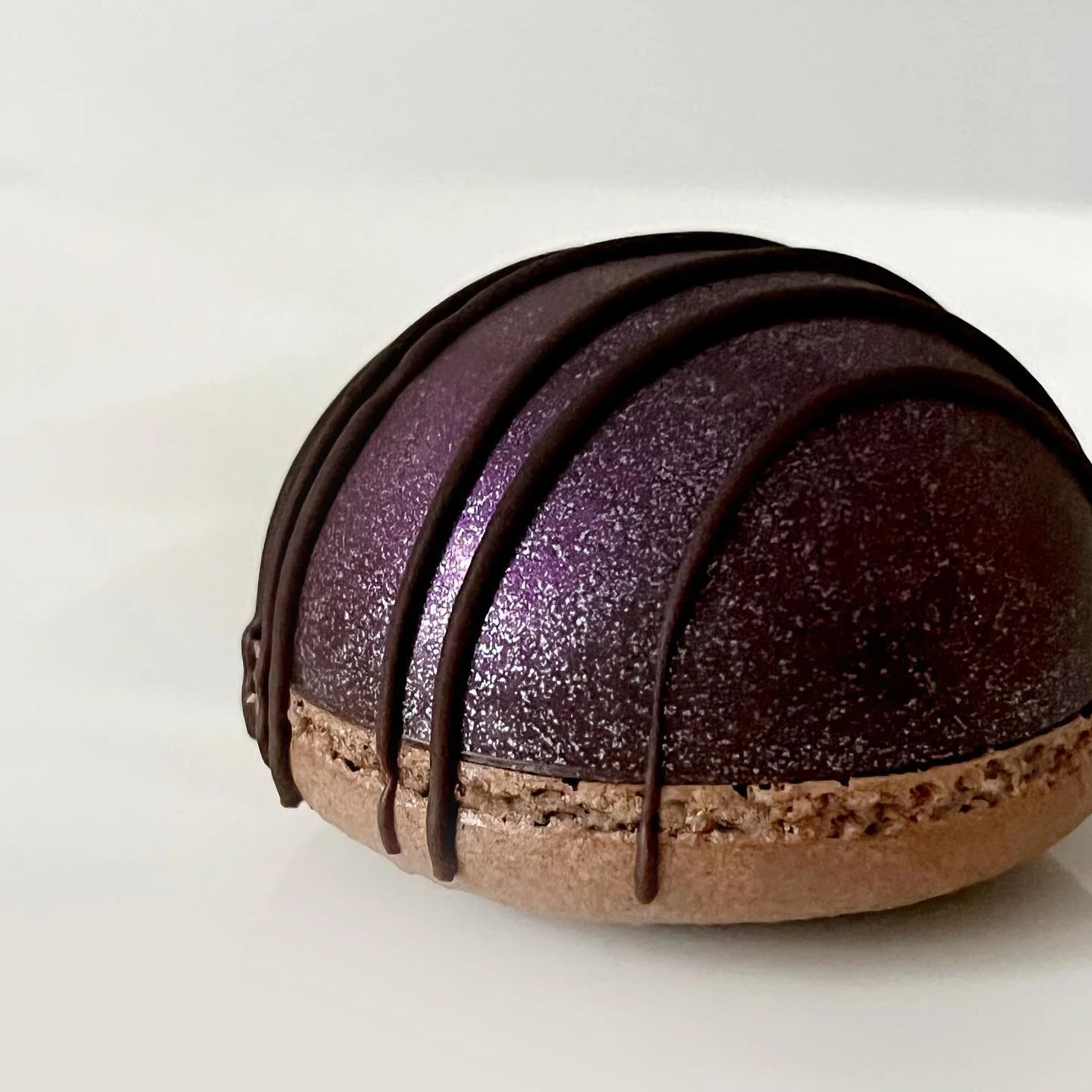 chocolate shell x chocolate dome + chocolate buttercream and chocolate Halloween candy
.
.
Topped off with some iridescent glitter and a chocolate drizzle, this year&rsquo;s Halloween treat is an all-chocolate macolline with a surprise Halloween cand