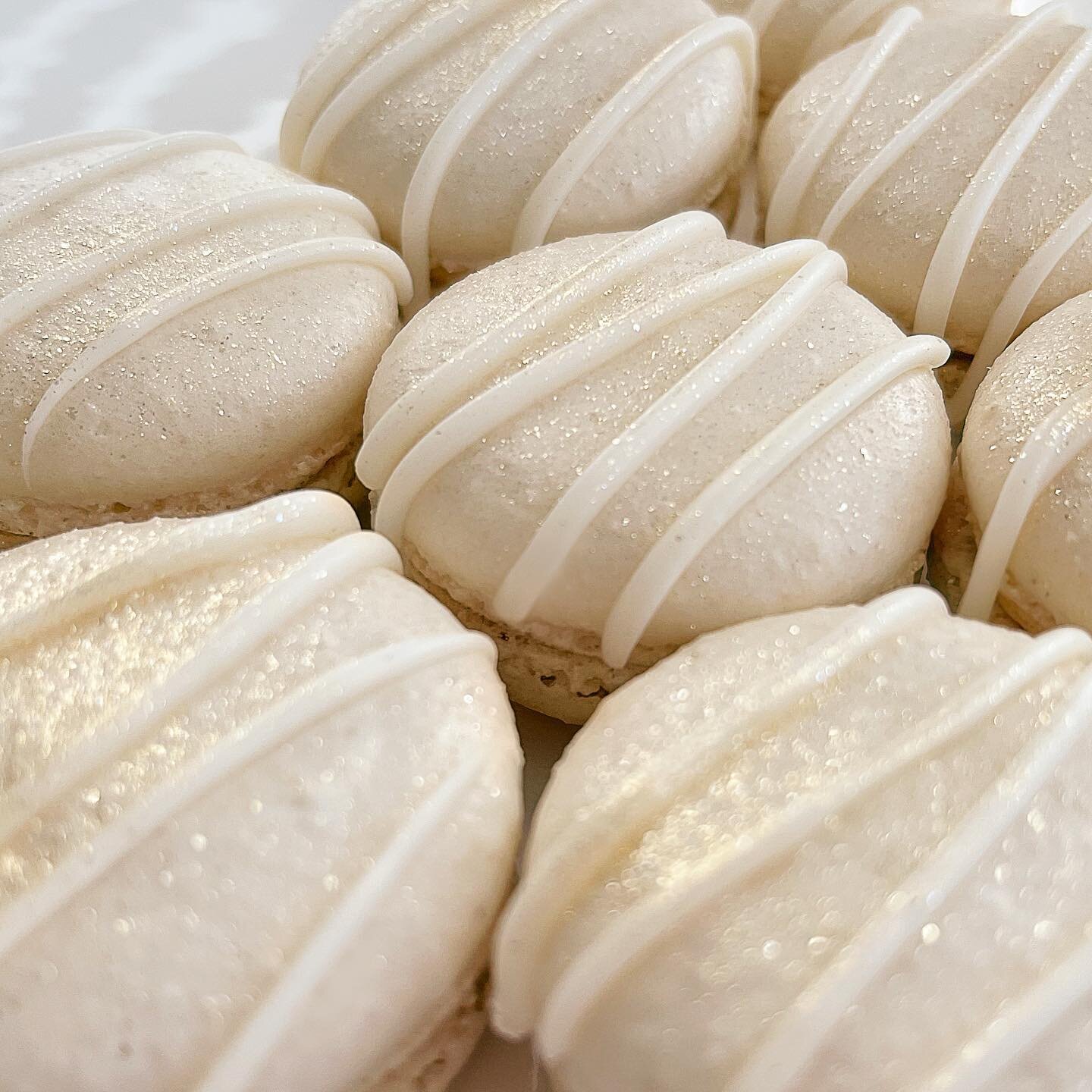 classic shells x cinnamon apple buttercream + apple pie filling + white chocolate drizzle
.
.
I baked these apple pie macs a few weeks ago for the grand opening of @mercedesbrowbar! Mercedes was born to do brows, and I&rsquo;m SO proud of her for ope