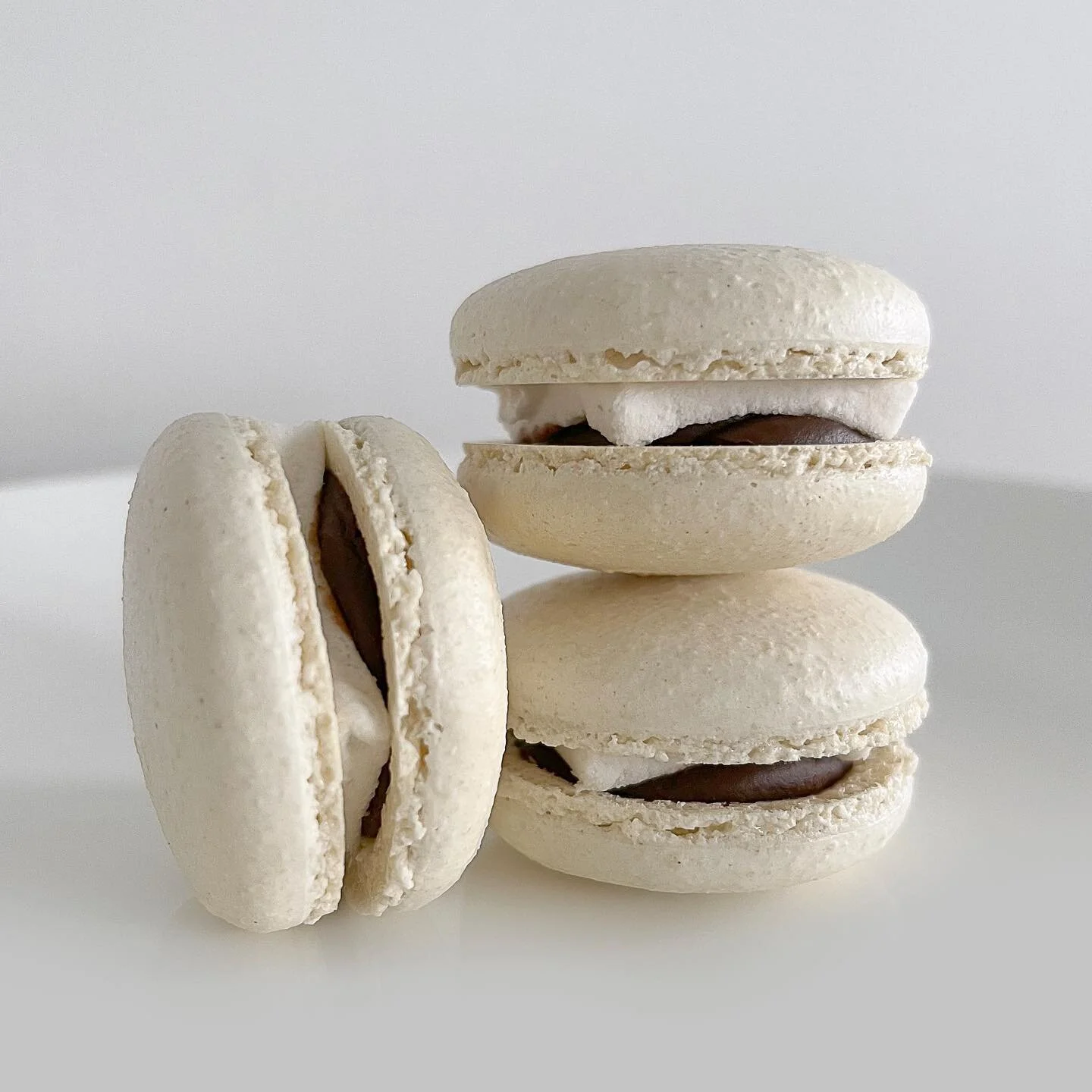 cinnamon graham cracker shells x chocolate ganache + torched vanilla bean marshmallow and marshmallow creme
.
.
Give me s&rsquo;mores everything! It really cannot disappoint. These are perhaps my favorite rendition of macaron s&rsquo;mores that I&rsq
