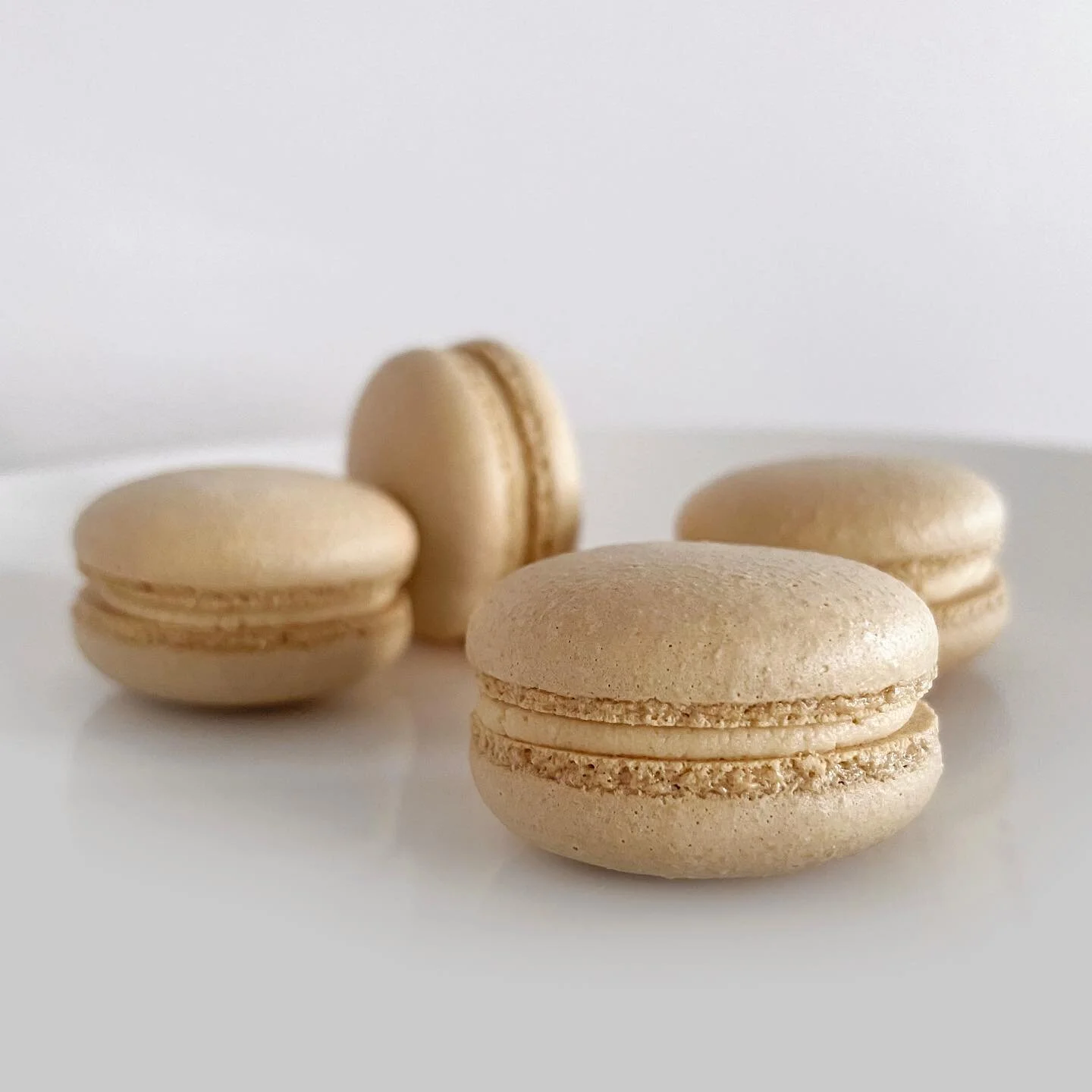 espresso shells x salted caramel buttercream + salted caramel center
.
.
Another chilly week, another caffeinated mac to warm you up! Maybe caramel macchiatos are a little basic, but espresso and caramel are very good friends with each other, so I&rs