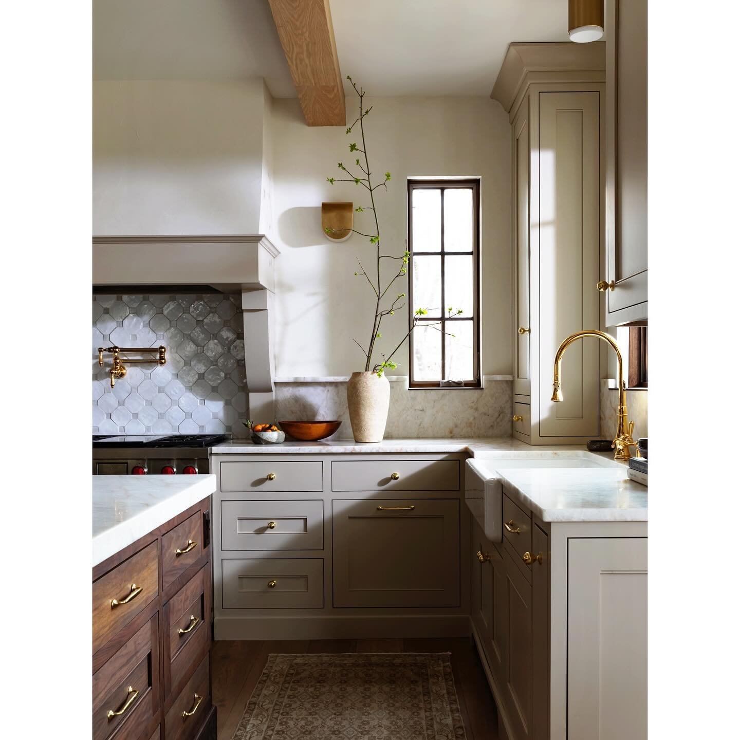 Dreamy kitchen with all the thoughtful details 🍃

Shot for @kristenveenstrainteriors 
Builder @porchlight_homes