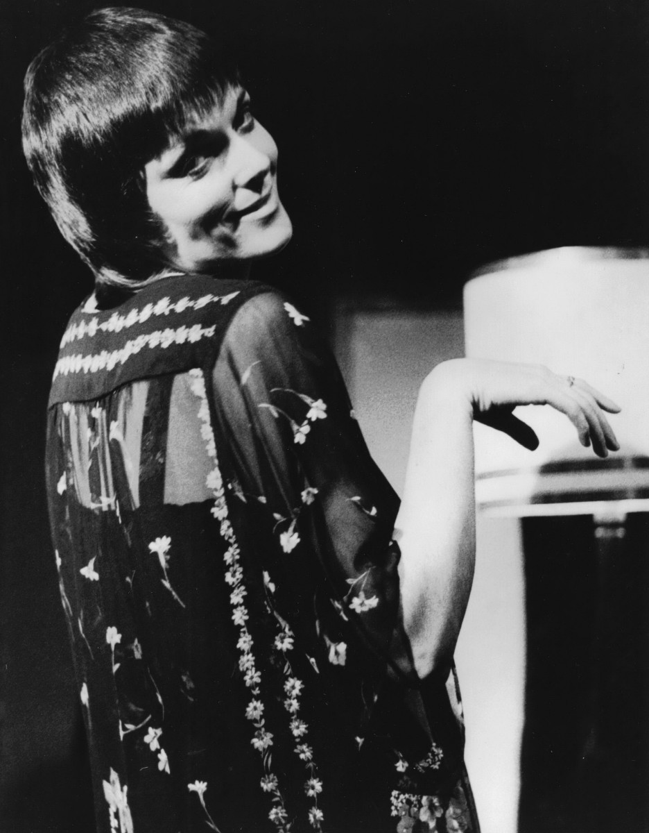 19_Alannah O'Sullivan as Dorothy Parker in 'As Dorothy Parker Once Said' Auckland Festival NZ 1980.jpg