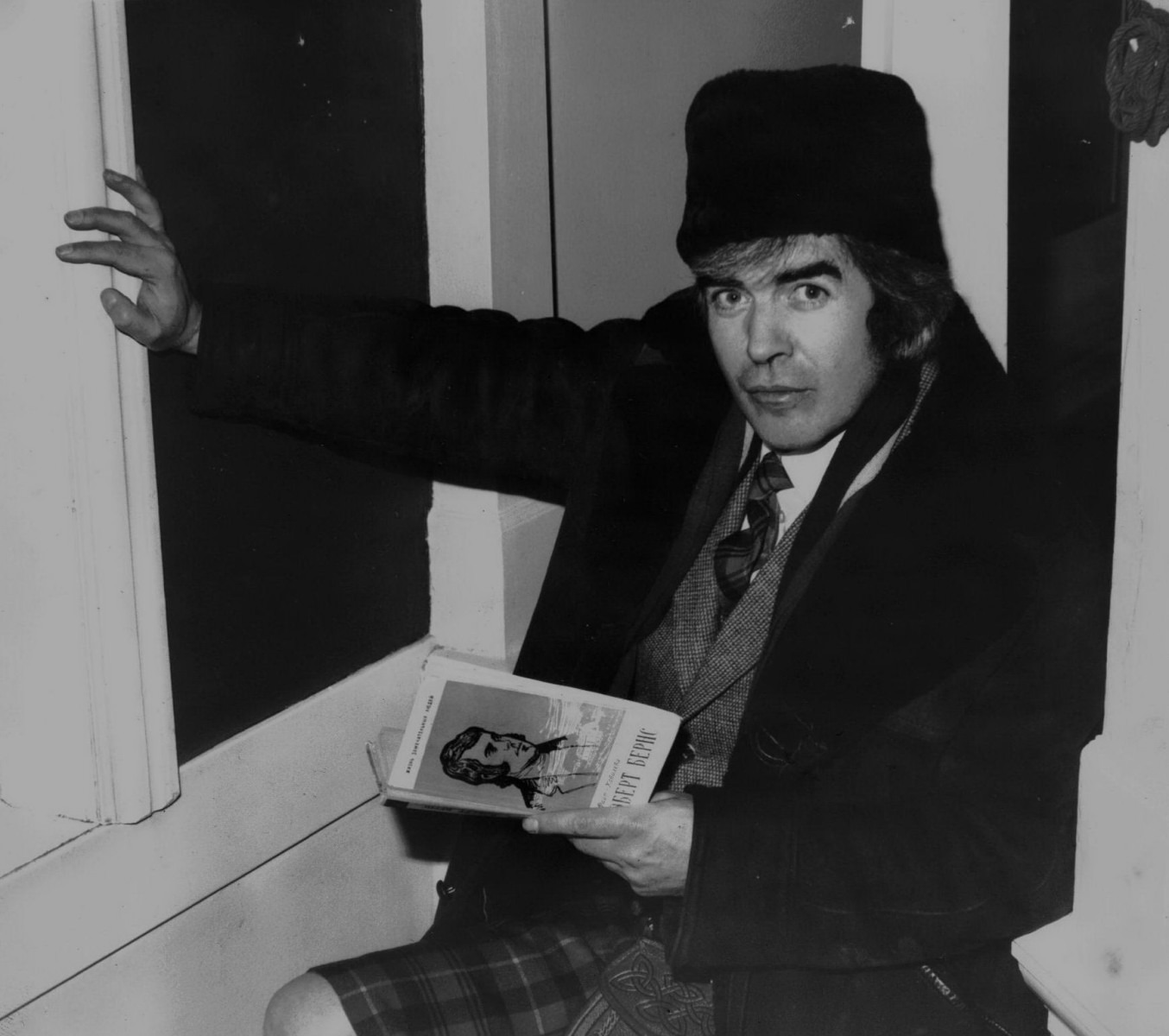 28_John playing Robert Burns in Moscow 1977.jpg