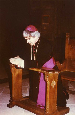 11_John Cairney as Becket in 'Murder in the Cathedral' Edinburgh Festival 1986 (9) Photo Gerald McGrath.jpg