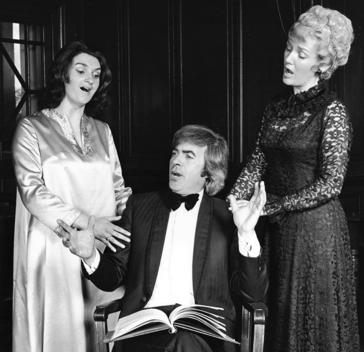 07_John Cairney with Singers in 'The Scotland Story' 1976 (2).jpg