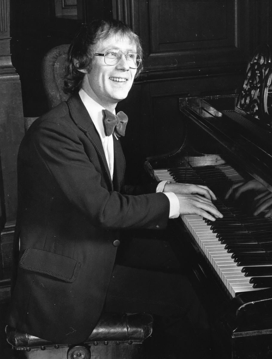 11_Colin Harvey Wright at the piano in 'The Scotland Story' 1976.jpg
