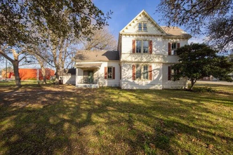 215 W San Antonio