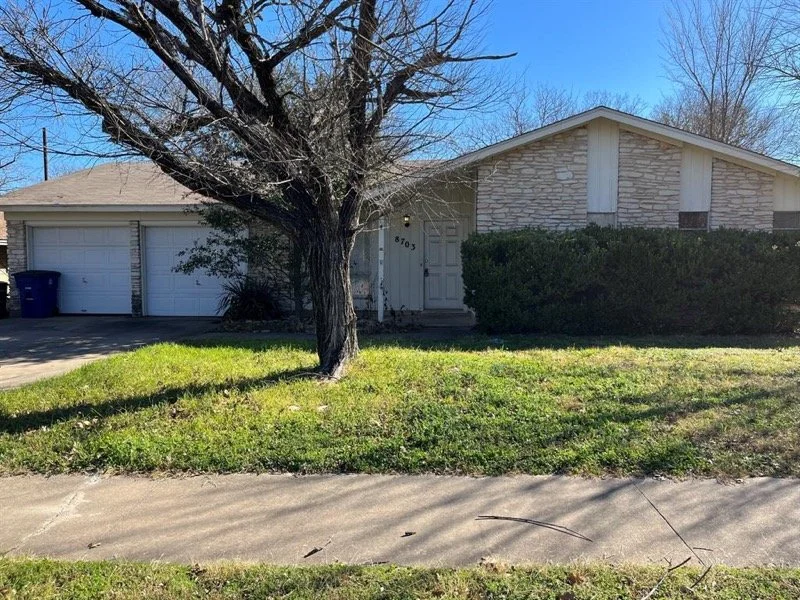 8703 Colonial