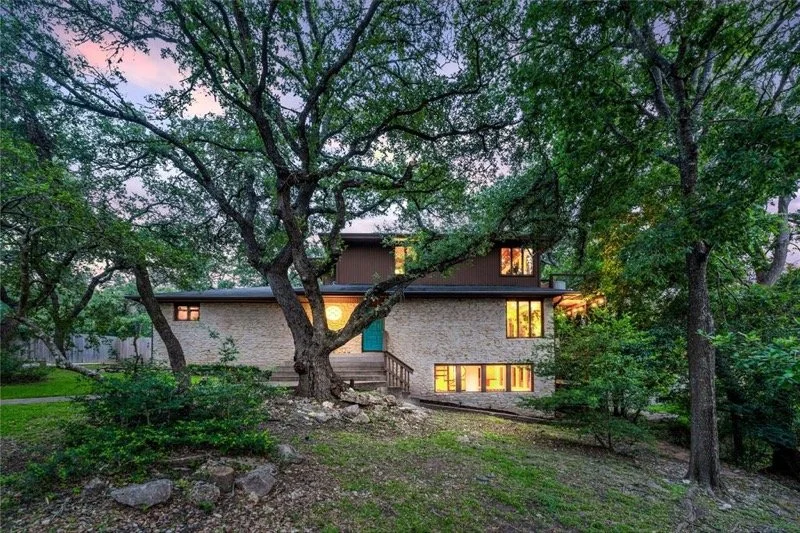 9901 Mandeville