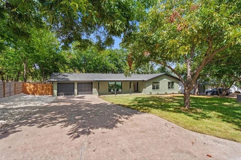 902 E Applegate