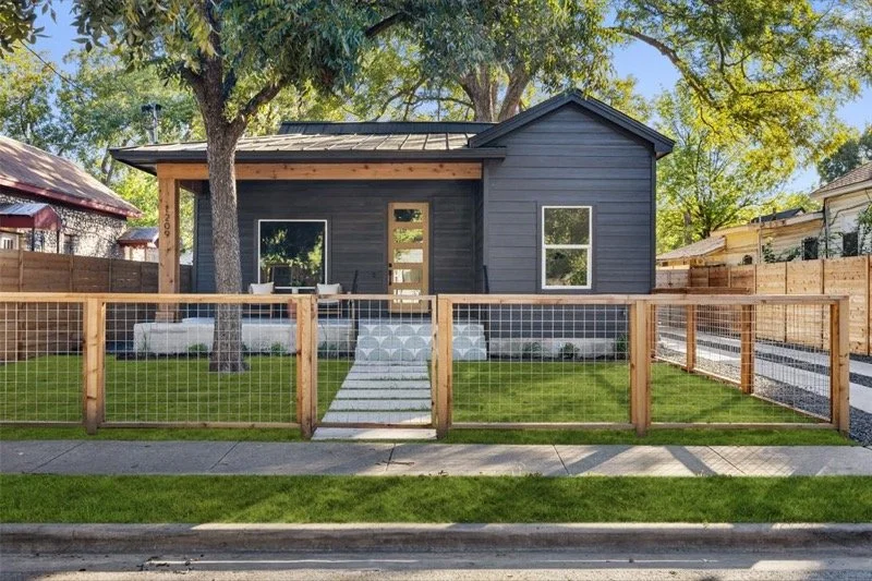 1209 Canterbury

Holly is one of my favorite neighborhoods, and I&rsquo;m particularly attracted to these old bungalows that have gotten a nice modern makeover. This 1910 looks brand new inside, it&rsquo;s the best of both worlds, what more can you a