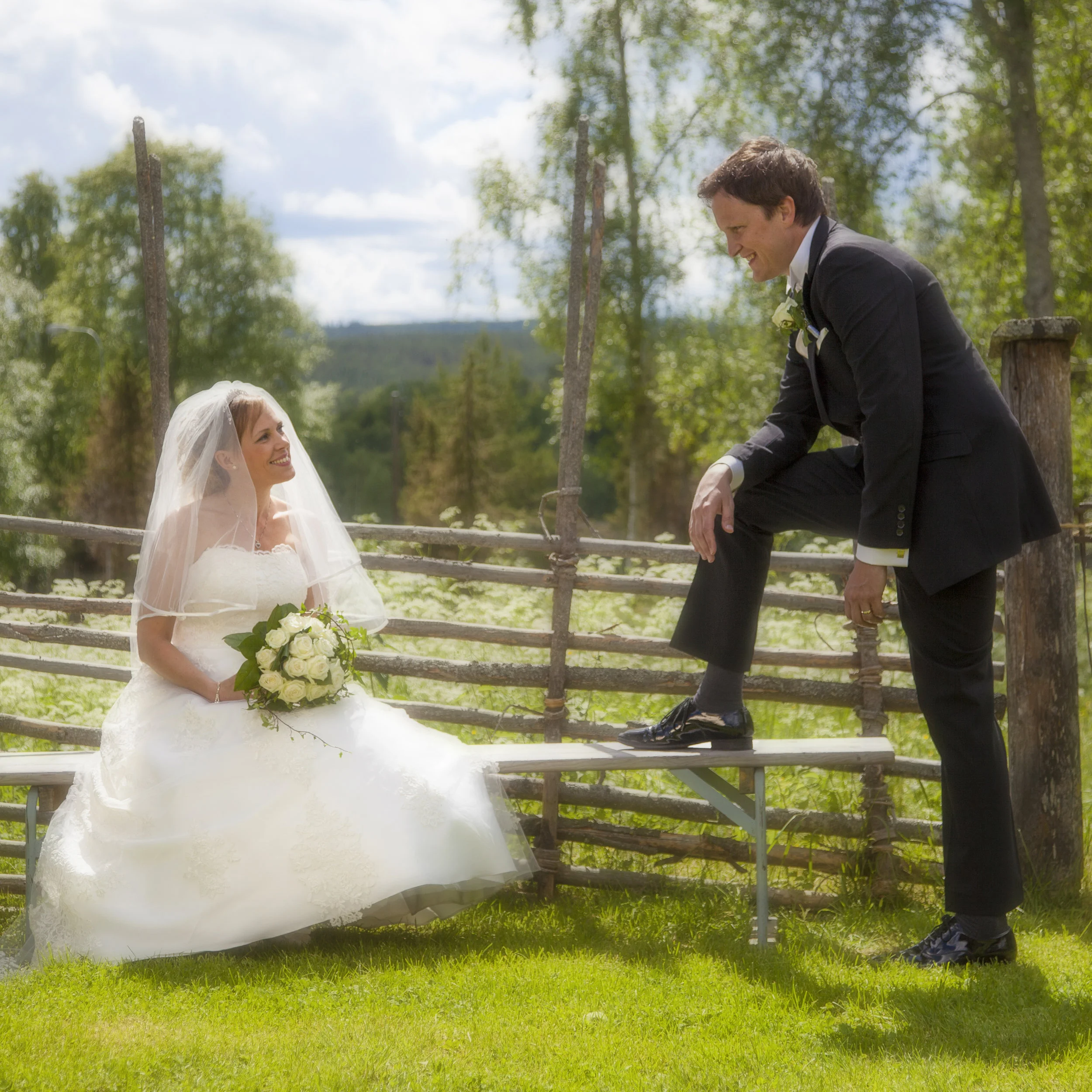 Bröllopsfotograf, 12900kr (prisexempel) I prisetförslaget för bröllopsfotograferingen ingår en timmes brudparsfotografering samt fotografering av hela vigseln. Brudparet erhåller ca 100st digitala bilder av hög kvalité (300ppi) samt ett eget web-galleri. Innan ni väljer mig som fotograf träffas vi och går igenom vilka förväntningar ni har.