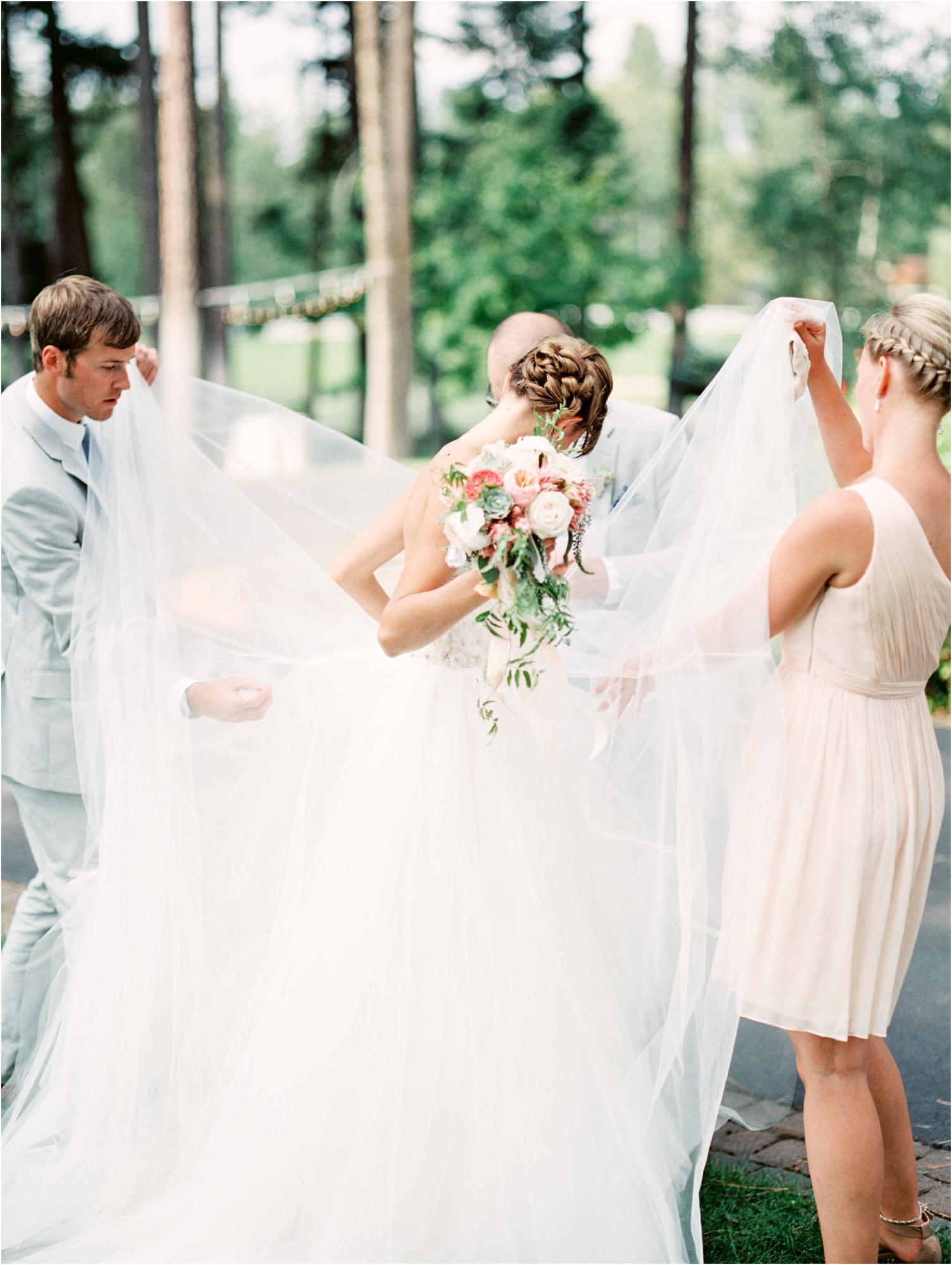  Montana Wedding at Glacier Mountain Lodge

Design and Florals: Goldfinch Events http://www.goldfinchevents.com

�Jeremiah & Rachel Photography 