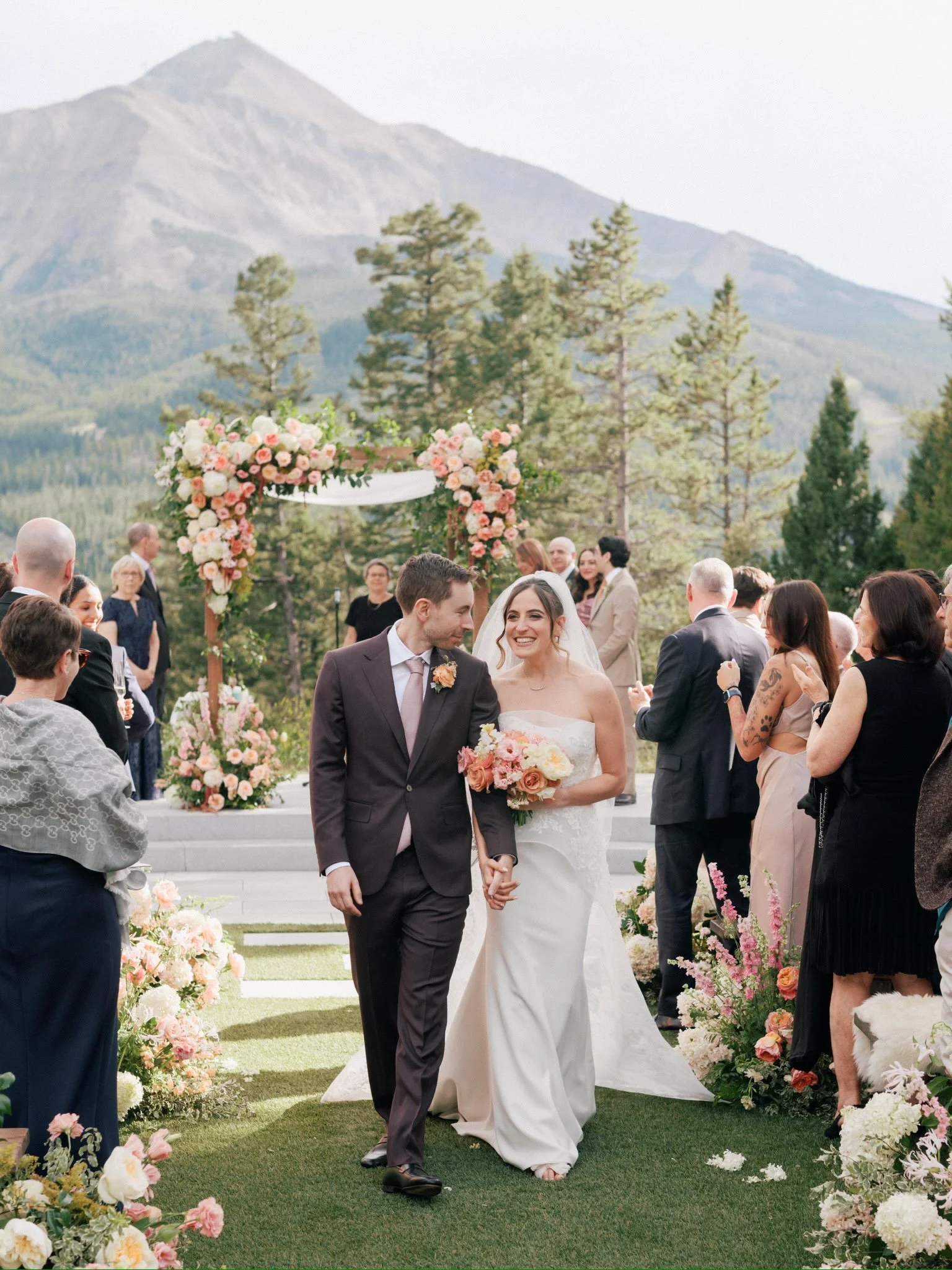 A moment for the most beautiful ceremony for Kate and Kevin! LOOK AT THAT BACKDROP! I think I audibly gasped when I saw this. @oomoonlightbasin goes down for my new favorite location! 
@bash_eventproductions @thewildblume @fumimakeup @brooklynnstudio
