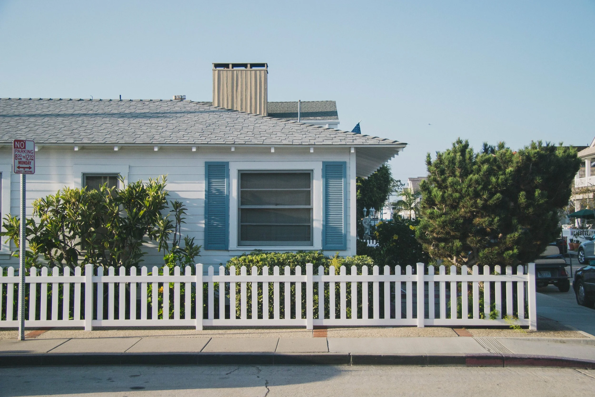 house with polished yard and fence, great curb appeal in greater Hillsboro and Portland Metro area