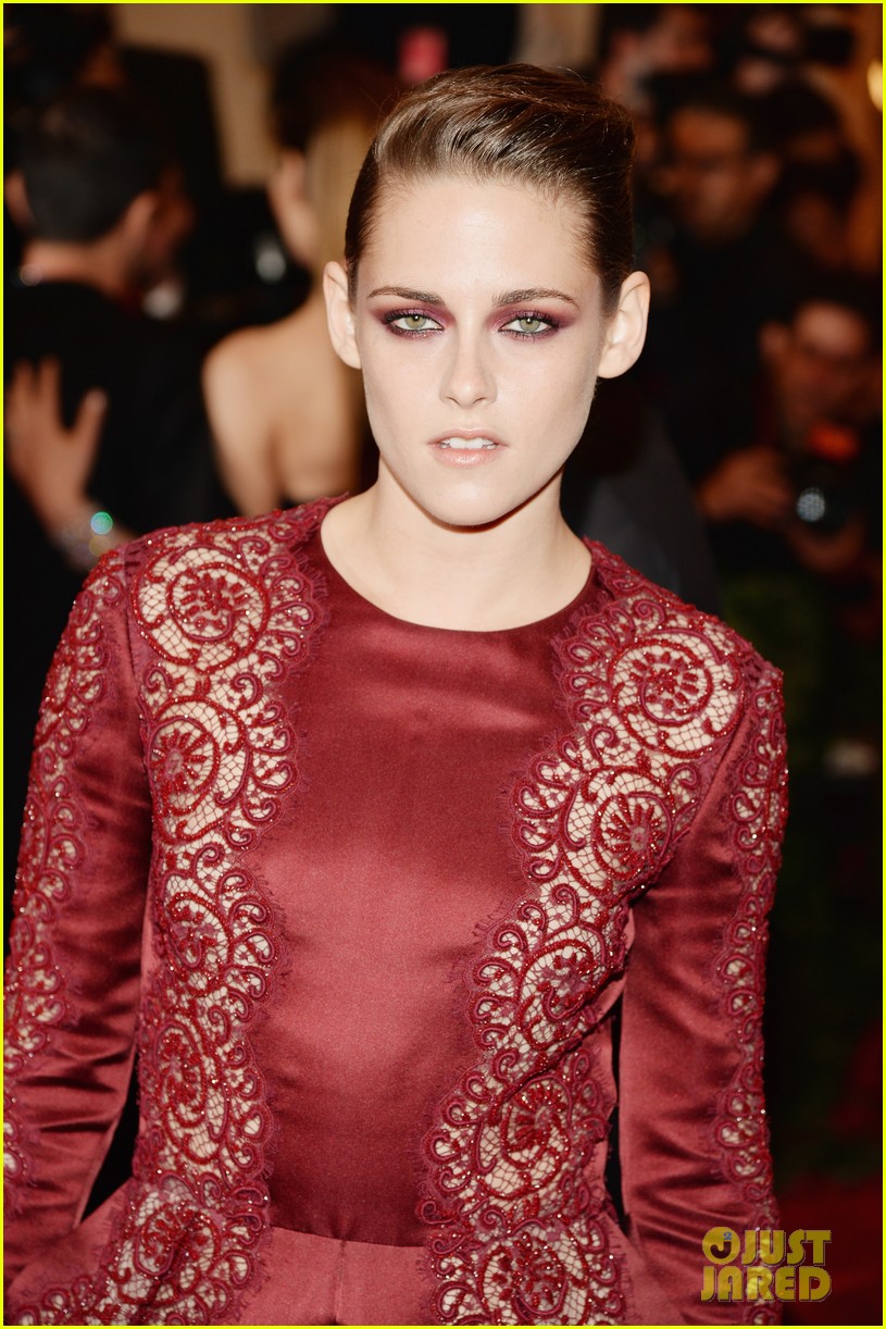 kristen-stewart-met-ball-2013-red-carpet-02.jpg