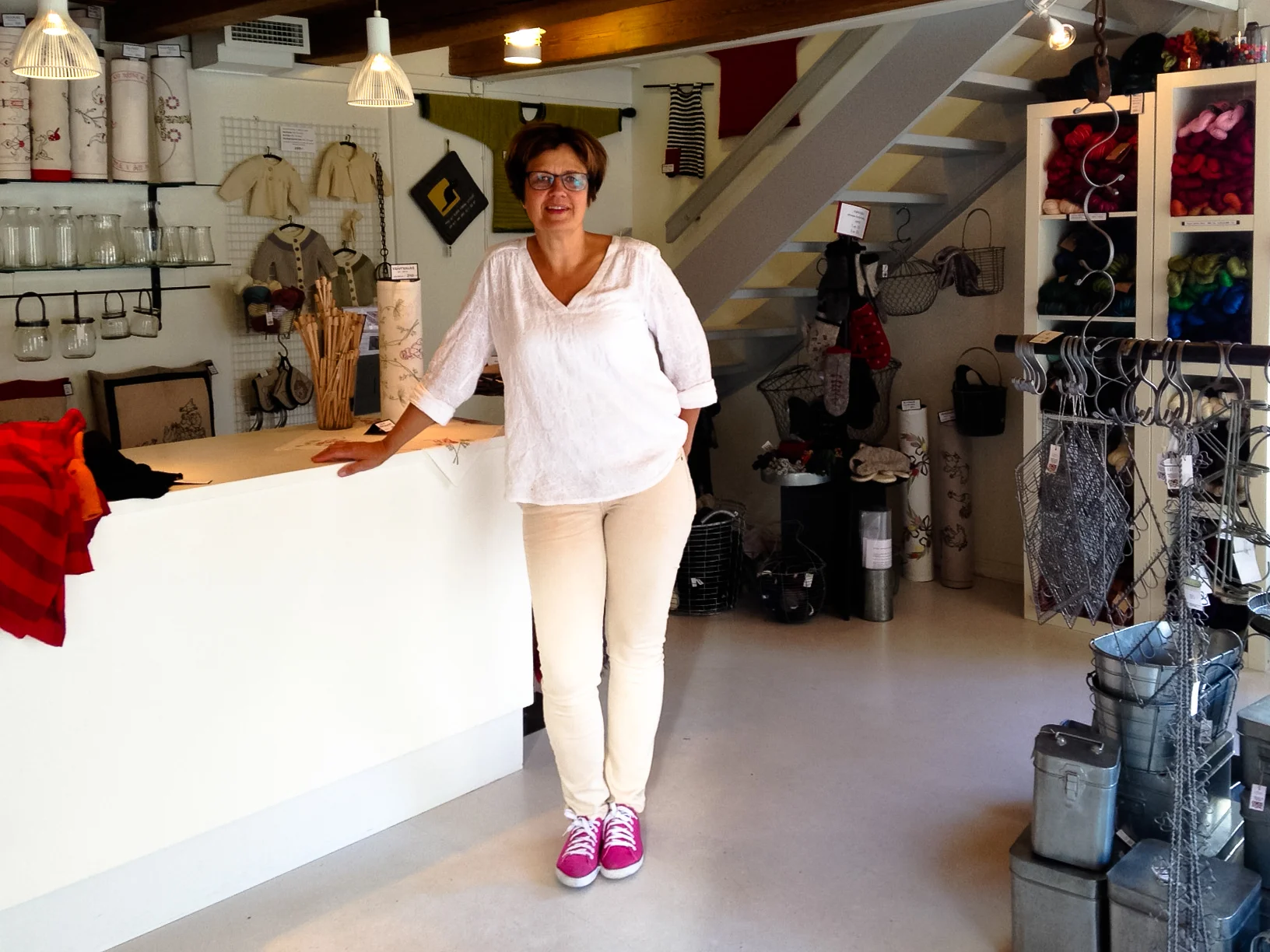 Kerstin i sin butik Fingerfärda i Karlshamn.