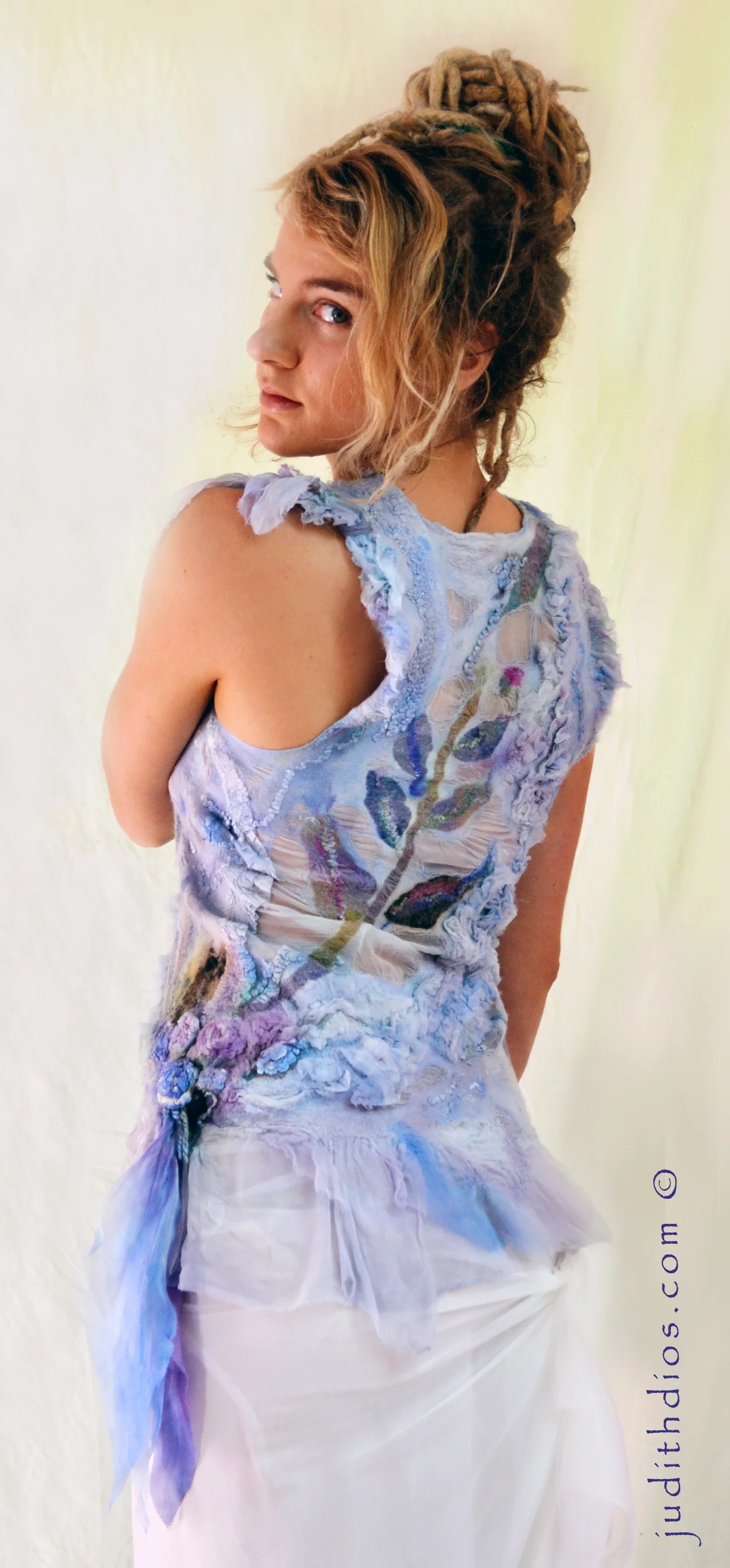 Judith Dios chemise back.jpg