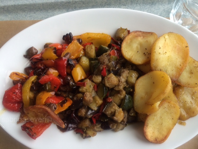 Misto di verdure e patate arrosto Mixed vegetables and roast potatoes 