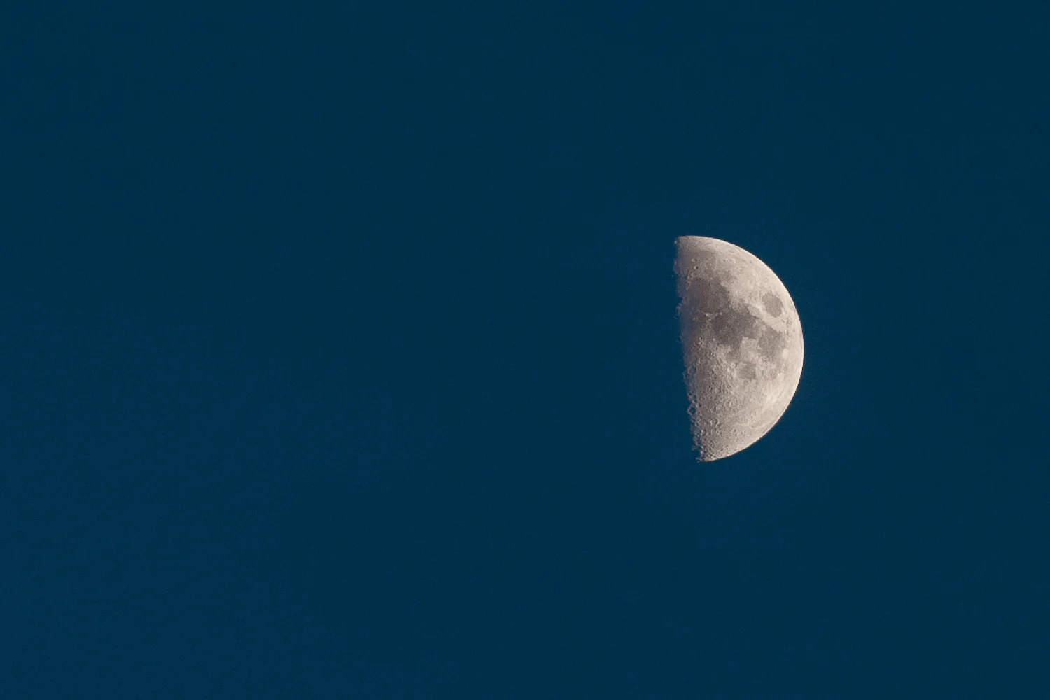 Photo taken by the author on 2016 06 12 at 20:29 in the evening in Warsaw’s Mokotów, using a Canon EOS Digital Rebel XT fitted with the 200mm/f2.8 L-series lens. Underexposed to show moon surface detail.