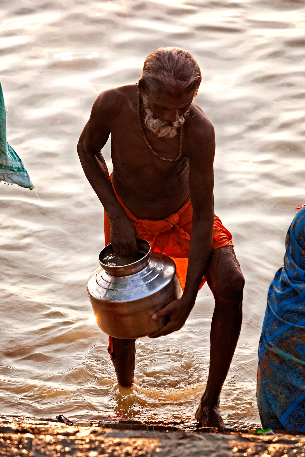 Filling up, Assi ghat, Varanasi, India