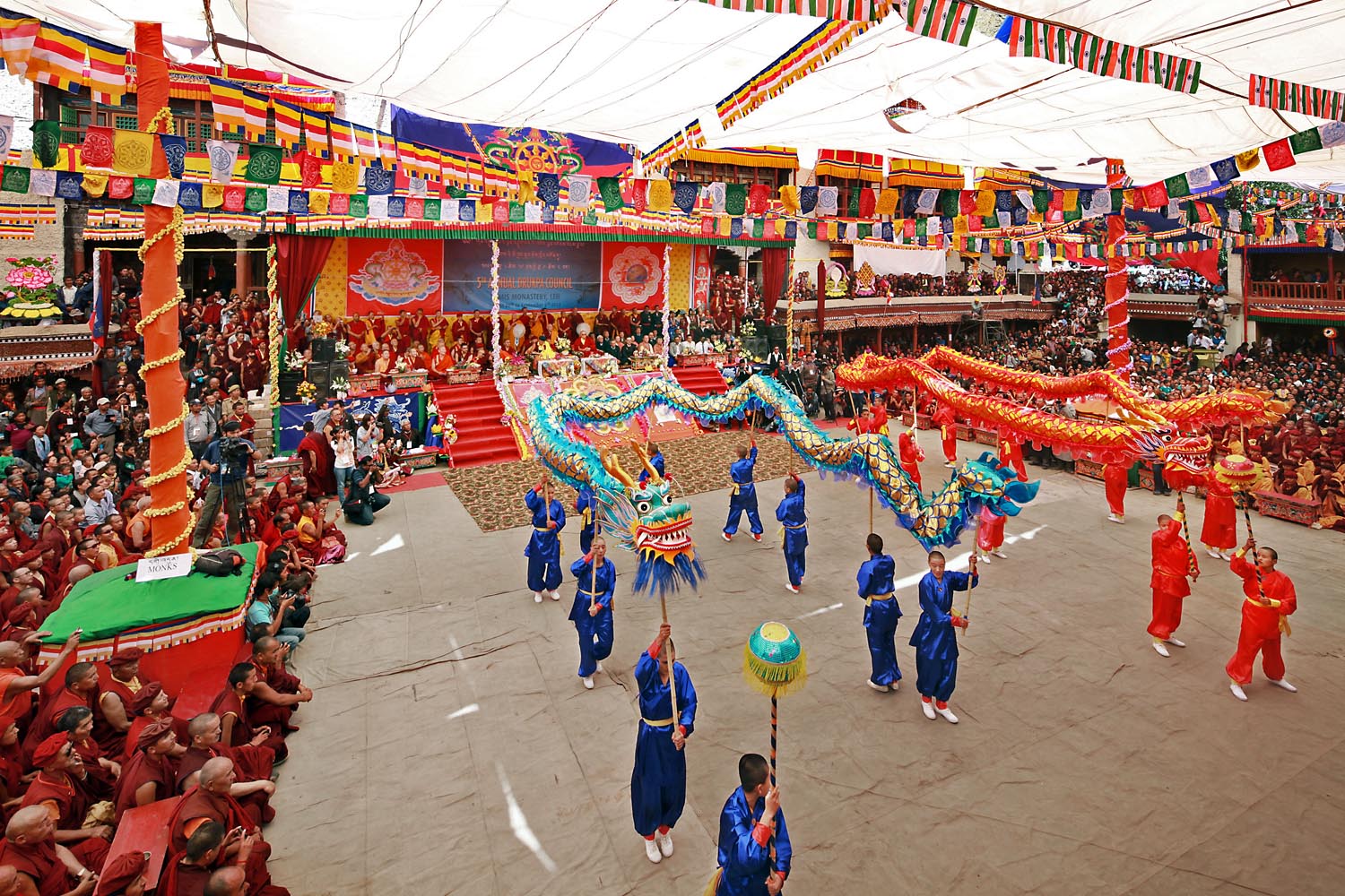 Nun's dragon dance, Hemis Monastery