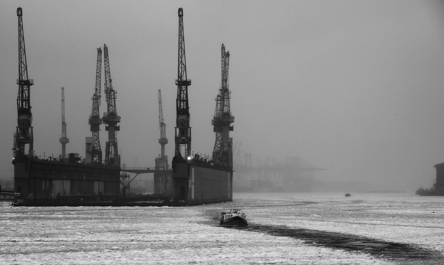 Wintery Hamburg harbour, Hamburg, Germany