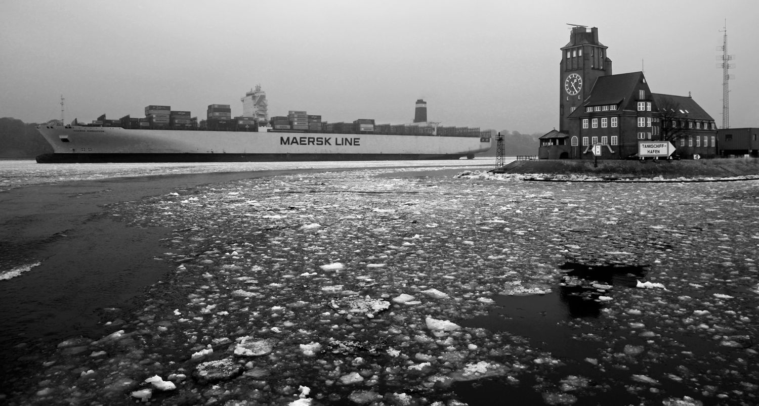 Wintery Hamburg harbour, Hamburg, Germany
