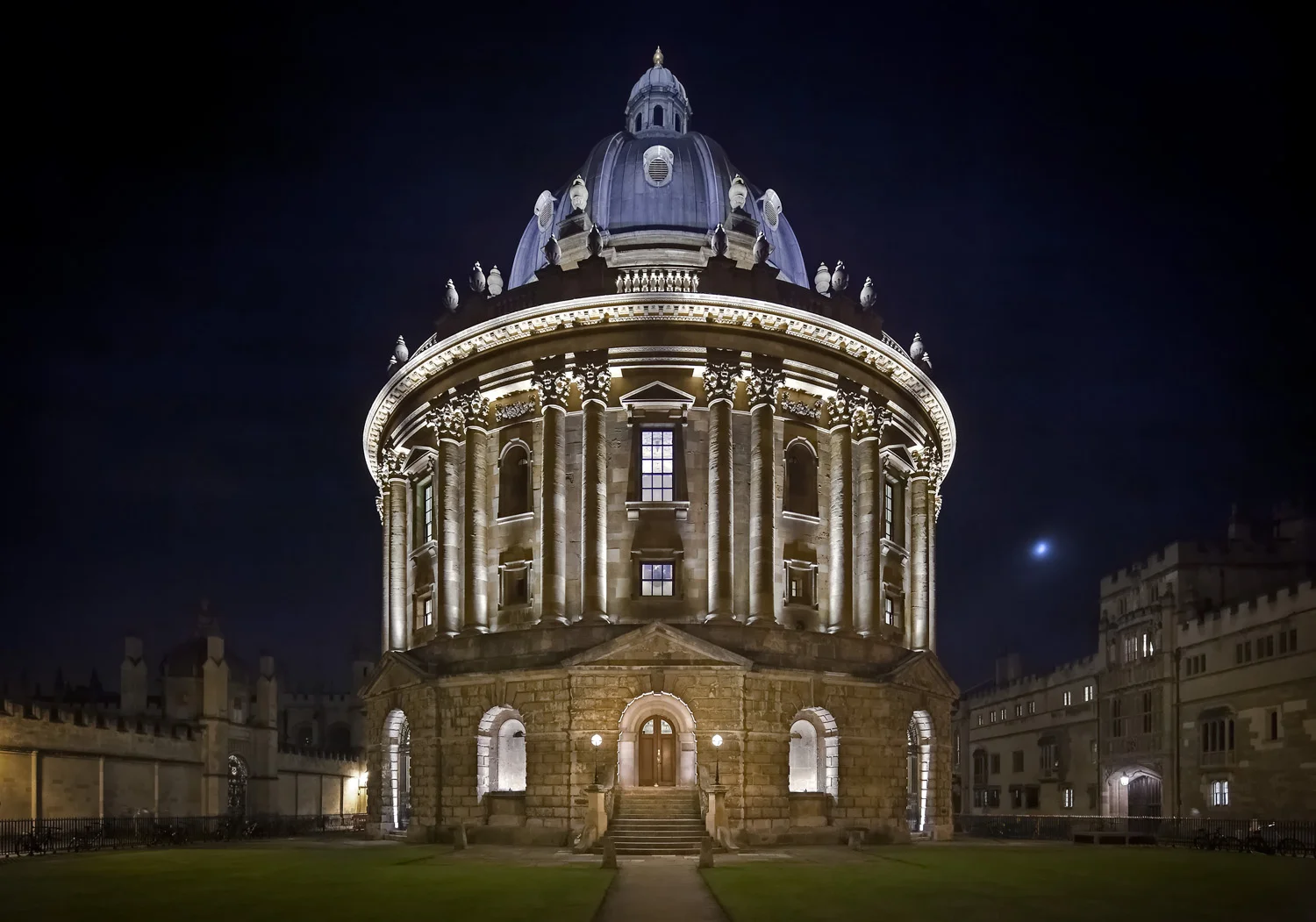 The Radcliffe Camera in Oxford lit up for the 2017 Night of Heritage Light.