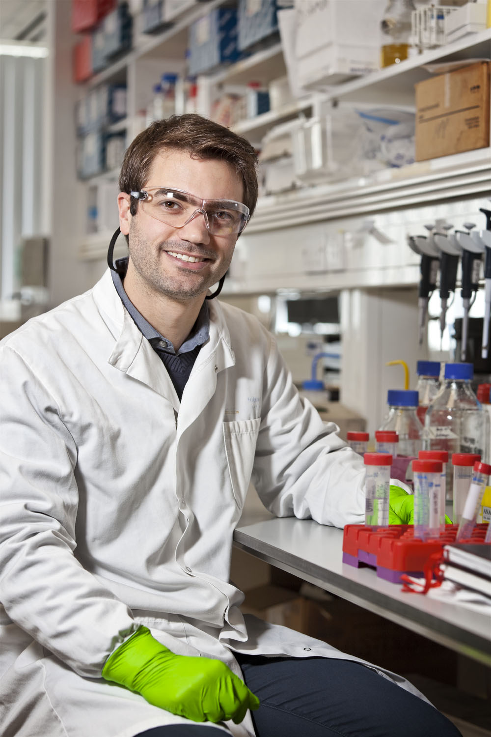  Ricardo in his lab at the John Radcliffe Hospital, Oxford 