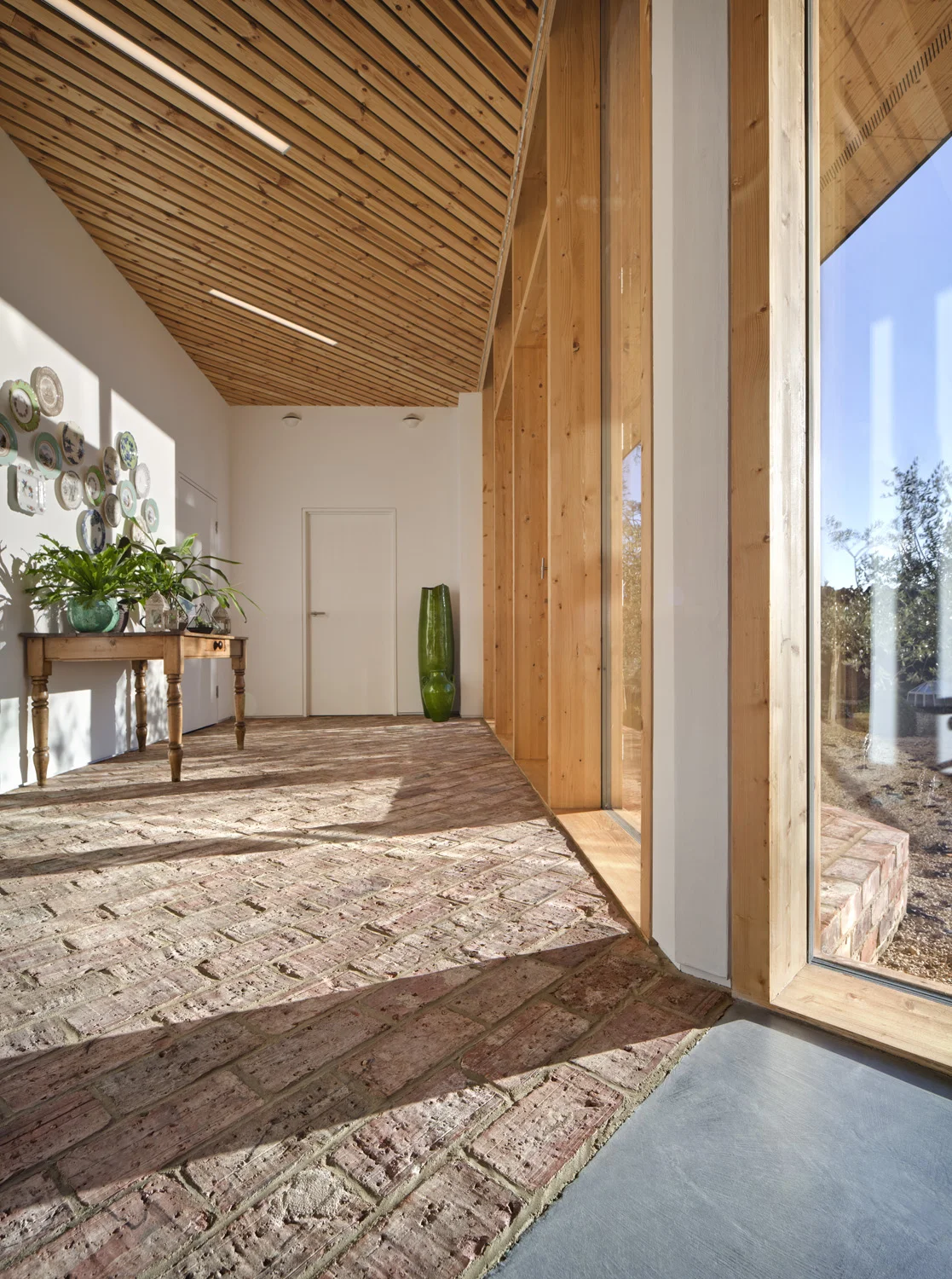 Photography by Dan Paton showcasing the new extension and barn conversion at Manor Farm, Wooton Village, Boars Hill, Oxford, by Transition by Design.