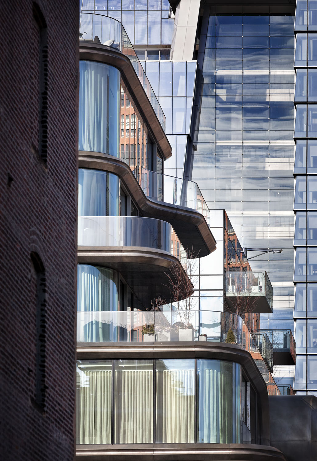  Kohn Pedersen Fox - KPF's new Manhattan development, Hudson Yards including 520 West 28th Street by Zaha Hadid. Shot from the High Line, Manhattan, New York City, USA. 