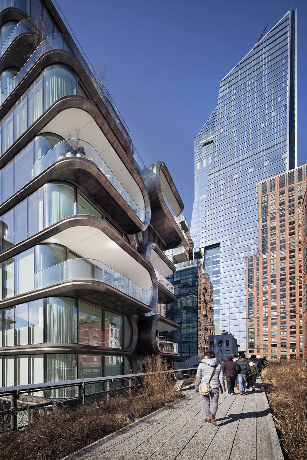  Kohn Pedersen Fox - KPF's new Manhattan development, Hudson Yards including 520 West 28th Street by Zaha Hadid. Shot from the High Line, Manhattan, New York City, USA. 