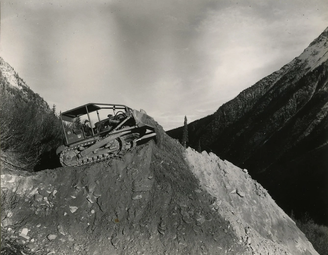 PSA.26 Building the earthmounds with Bulldozer International TD18.