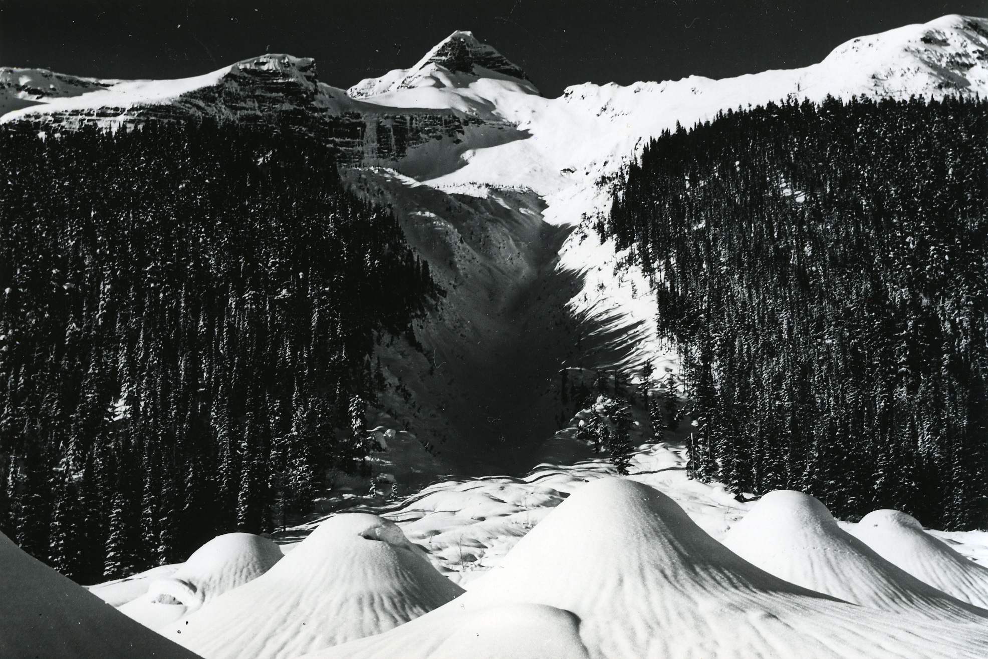 PSA.29 Earthmounds cut avalanche path. Cheops 1. Built in 1960