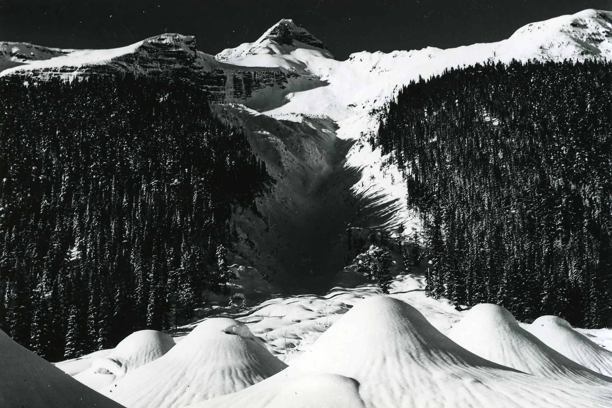 PSA.29 Earthmounds cut avalanche path. Cheops 1. Built in 1960