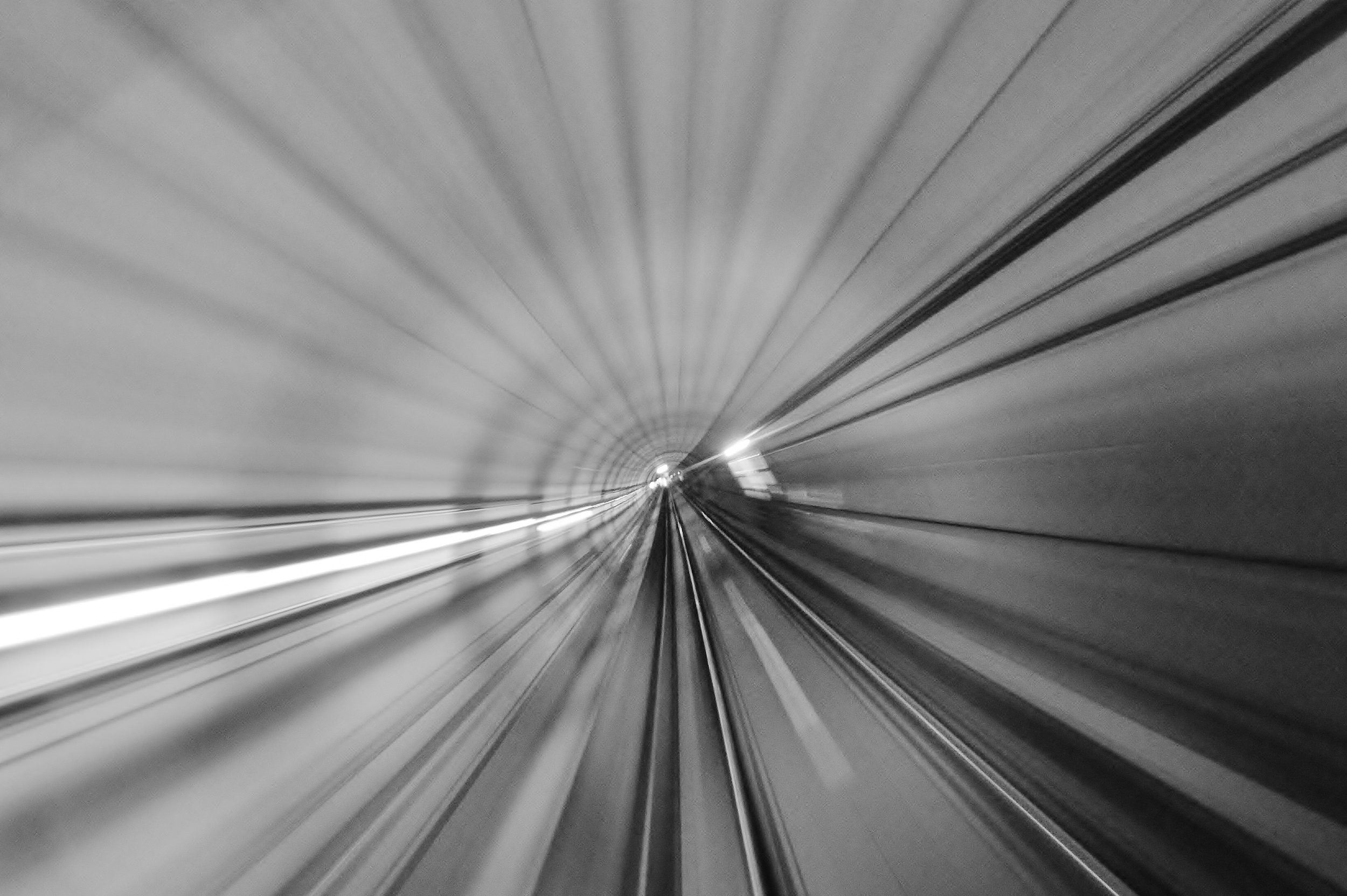 Tunnel Rush Monochrome