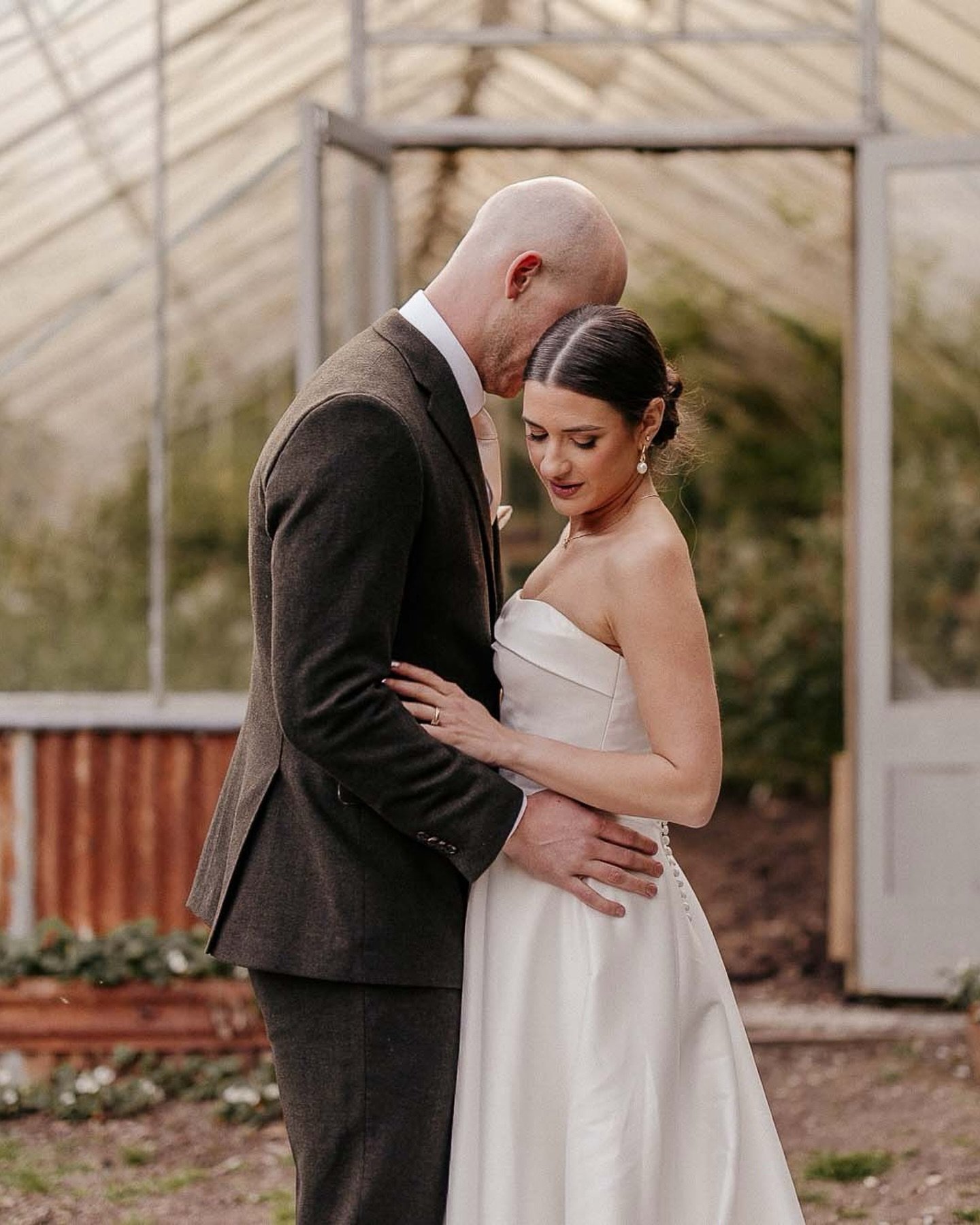 Here&rsquo;s just a small selection of moments from the wedding day of G/J a couple of weeks ago at @nancarrowfarmwedding 

The light, the place, the people - all absolutely stunning.

#cornwallwedding #cornwallweddingphotographer #weddingphotographe