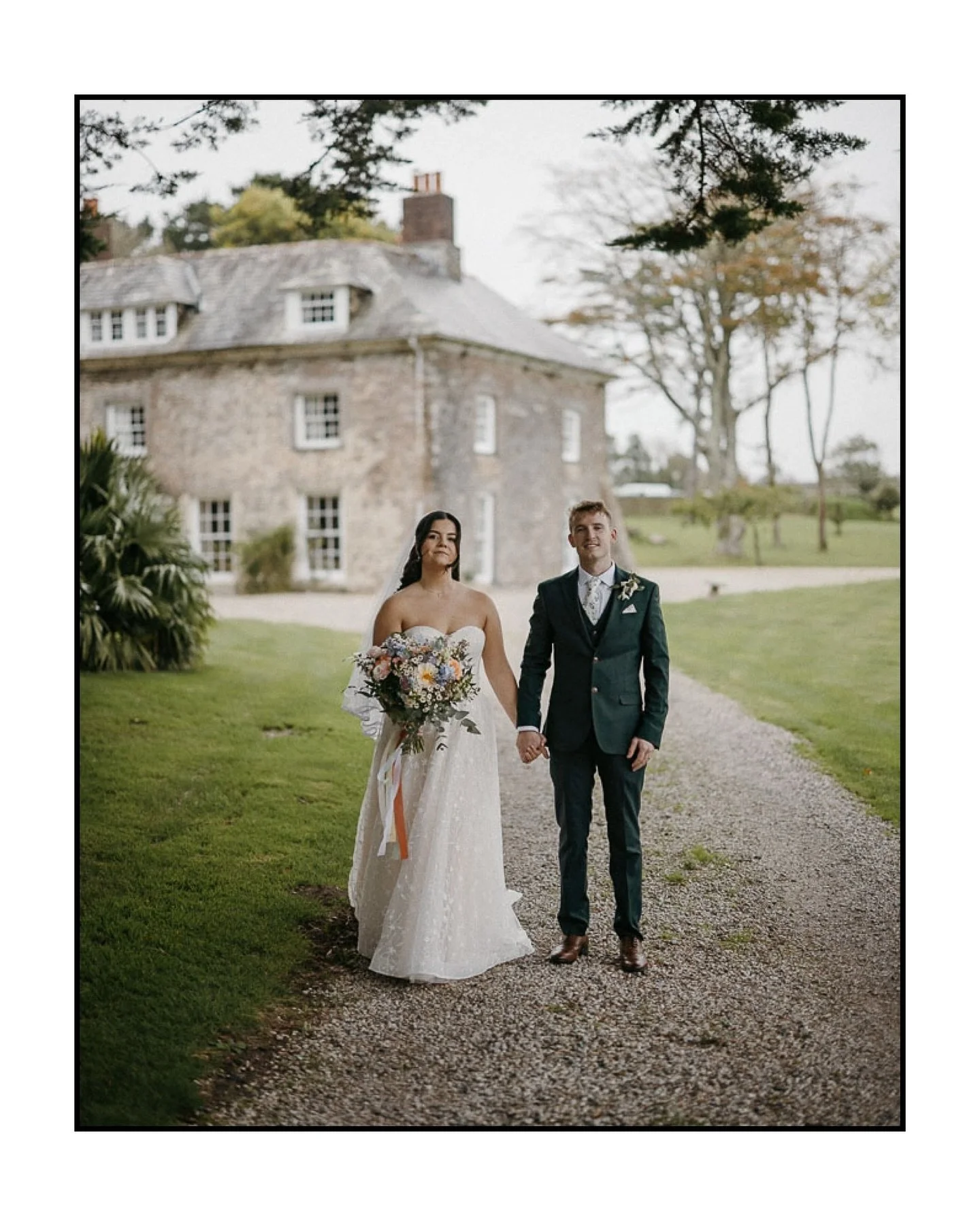 Autumnal vibes yesterday for E/S at the lovely @tredudwellmanor_wedding_venue
#tredudwellmanorwedding #cornwallweddingphotographer #documentaryweddingphotographer