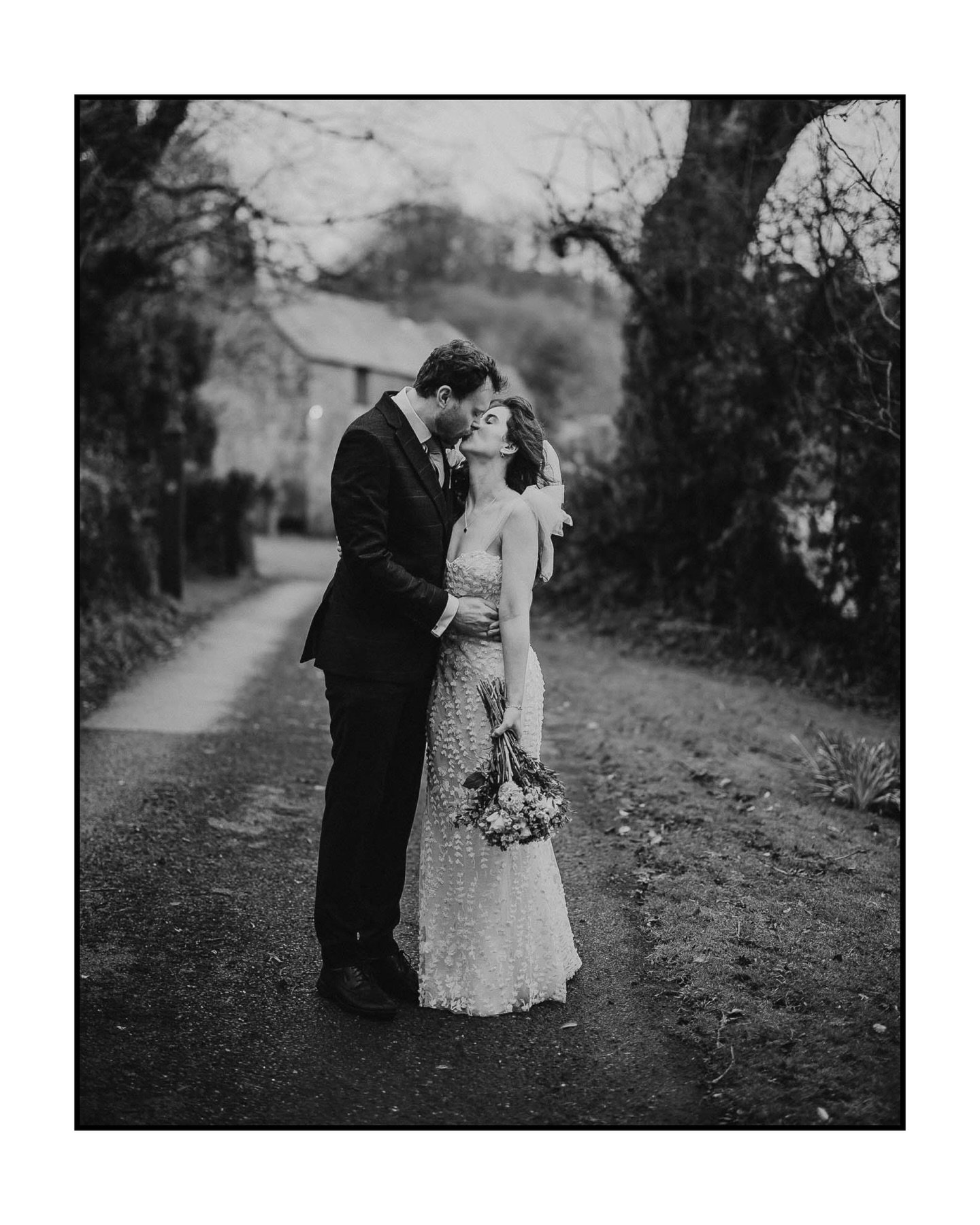 Back to Pengenna Manor for the first wedding of 2026 with M+J.

Cold air. Soft rain. A little mist hanging over the hills.
Not the kind of weather you&rsquo;d order, but somehow it made everything feel even more intimate.

There&rsquo;s something abo